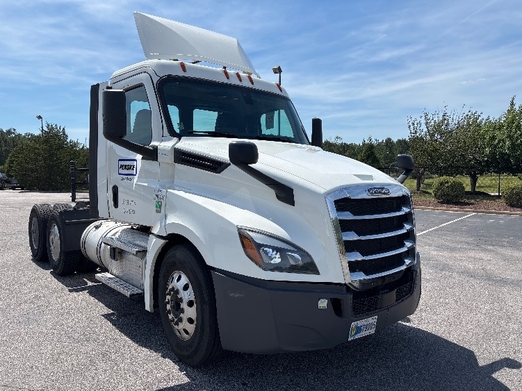 2020 FREIGHTLINER CASCADIA 126 in Sterling, VA