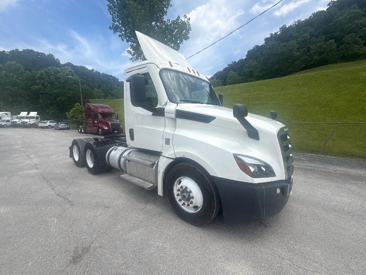 2020 FREIGHTLINER CASCADIA 126 in Huntington, WV