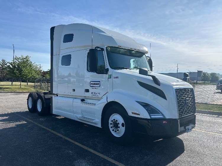 2023 VOLVO VNL64760 in Davenport, IA