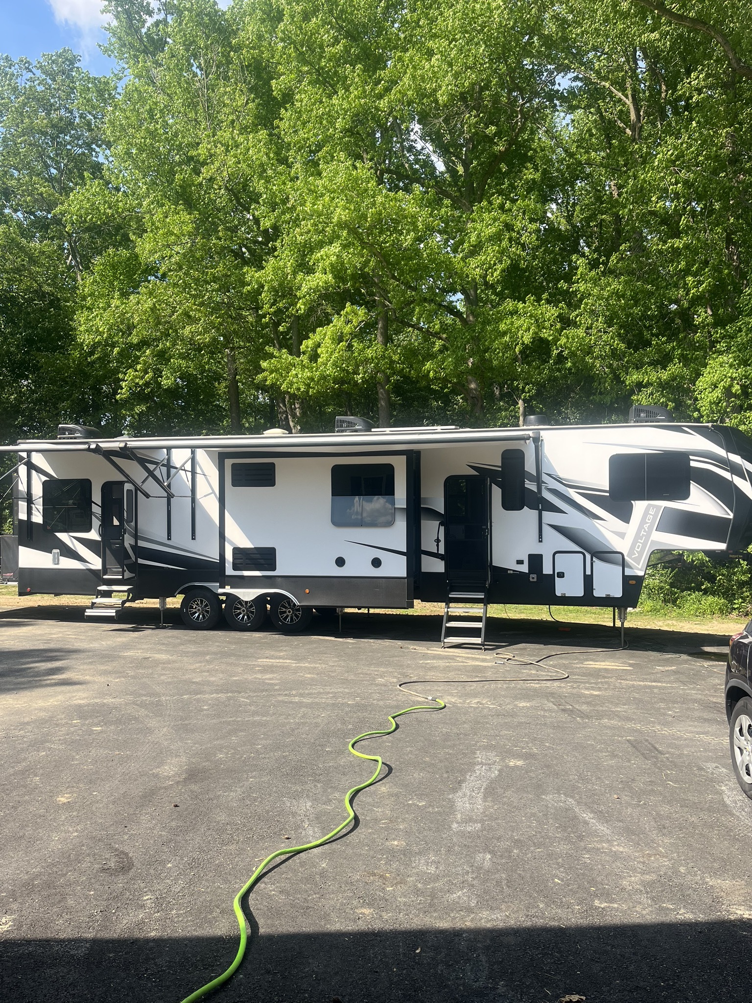 2021 Dutchmen VOLTAGE 4195 RV