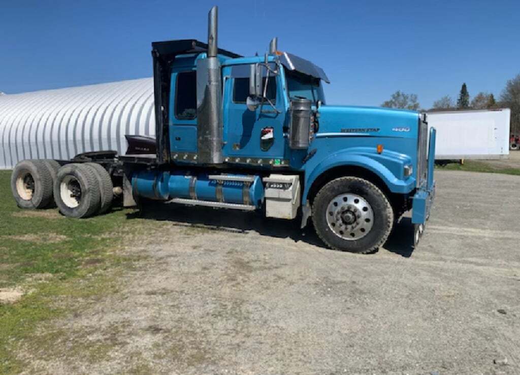 2011 KENWORTH 4900 in Wallagrass, ME