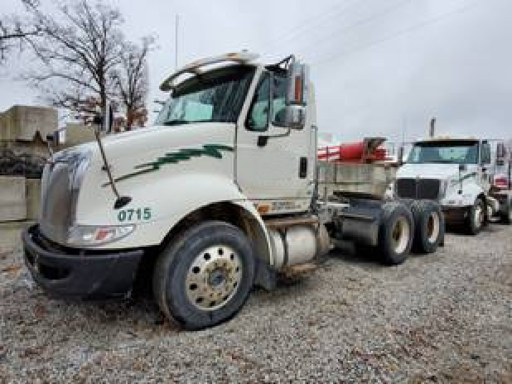 2007 INTERNATIONAL 8600 in La Crosse, IN