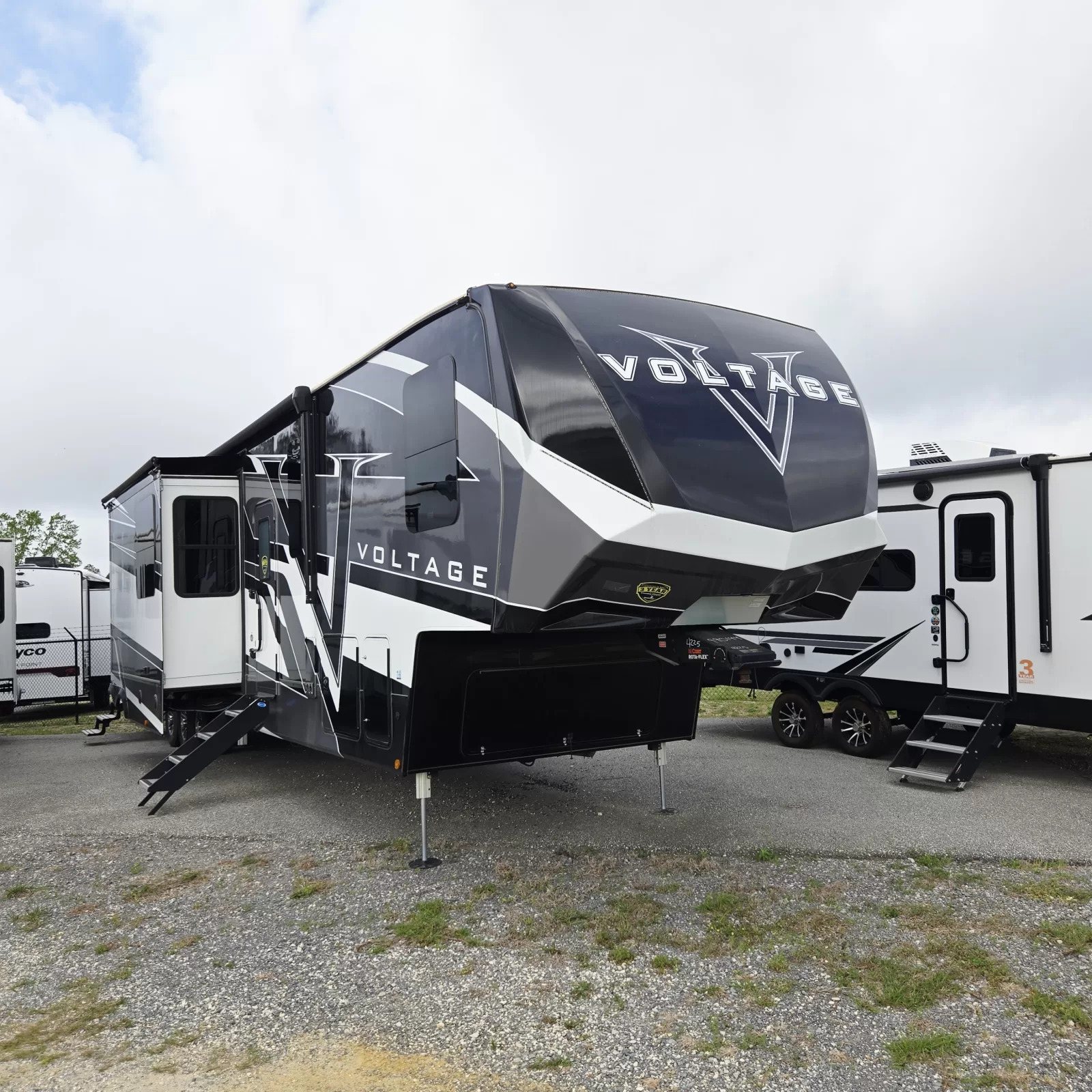 2024 Dutchmen Rv Voltage 4225 Toy Hauler in gulfport MS