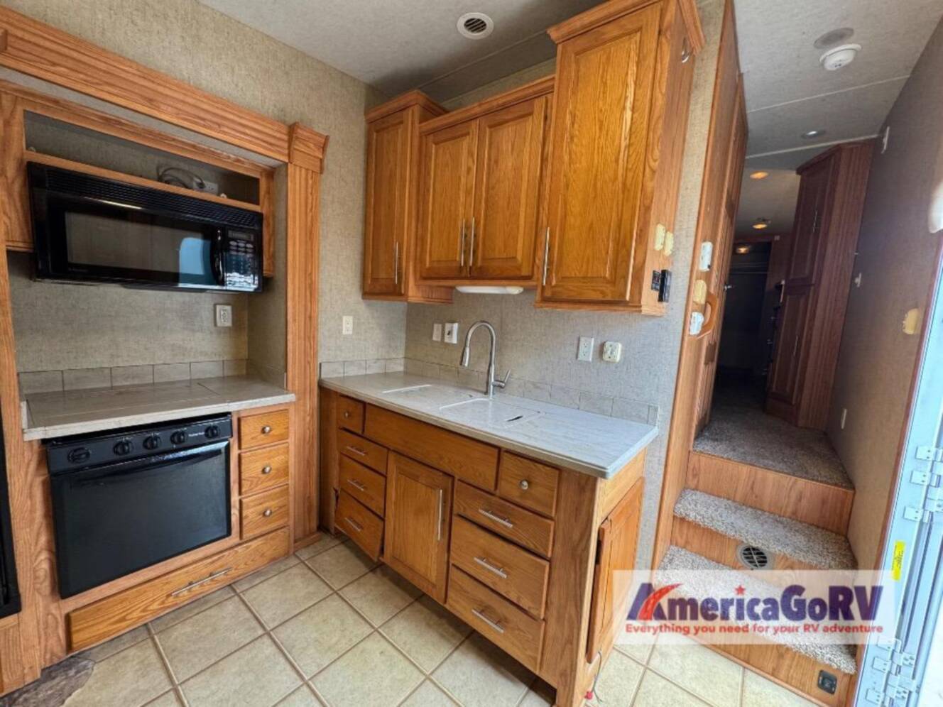 A photo of this 2011 Nuwa HitchHiker Discover America 300 FK