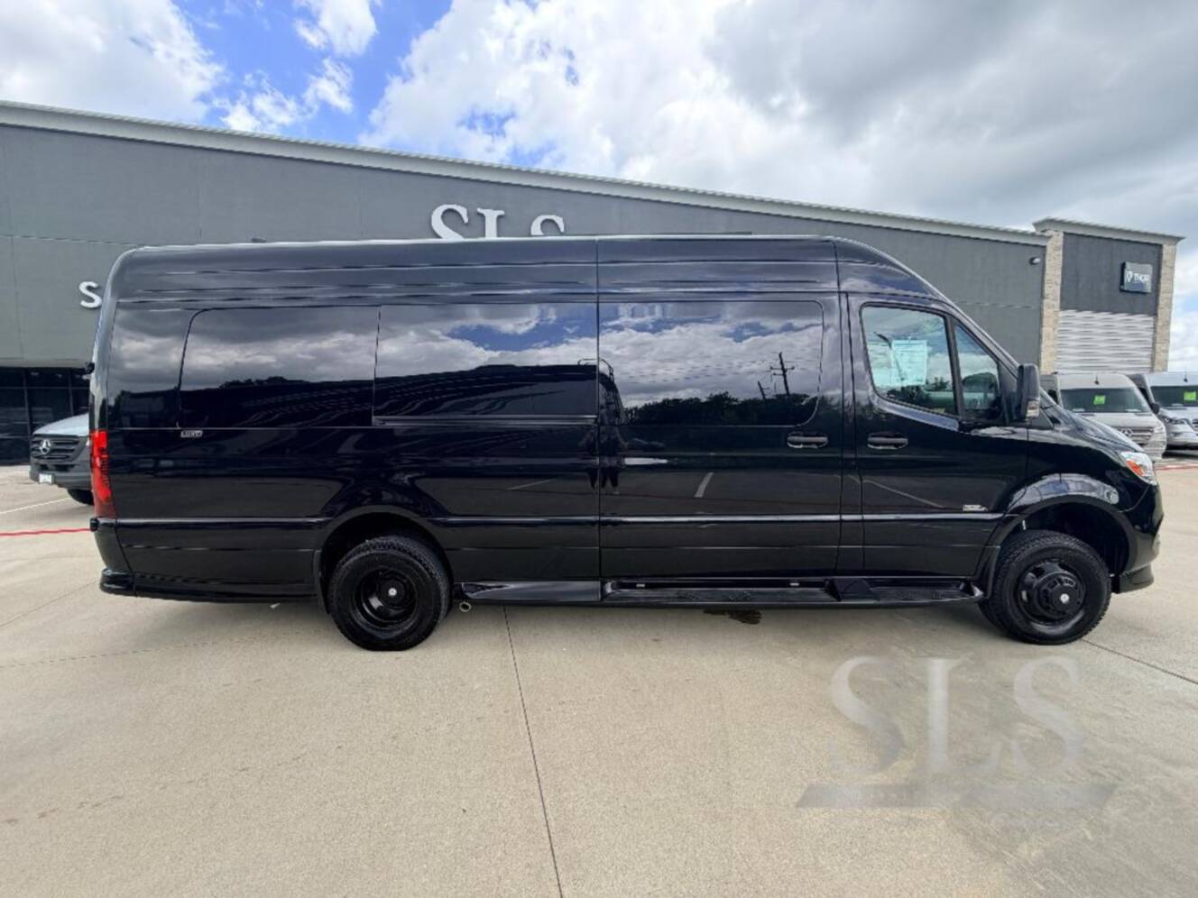 A photo of this 2026 Midwest Automotive Designs Luxe Cruiser D6