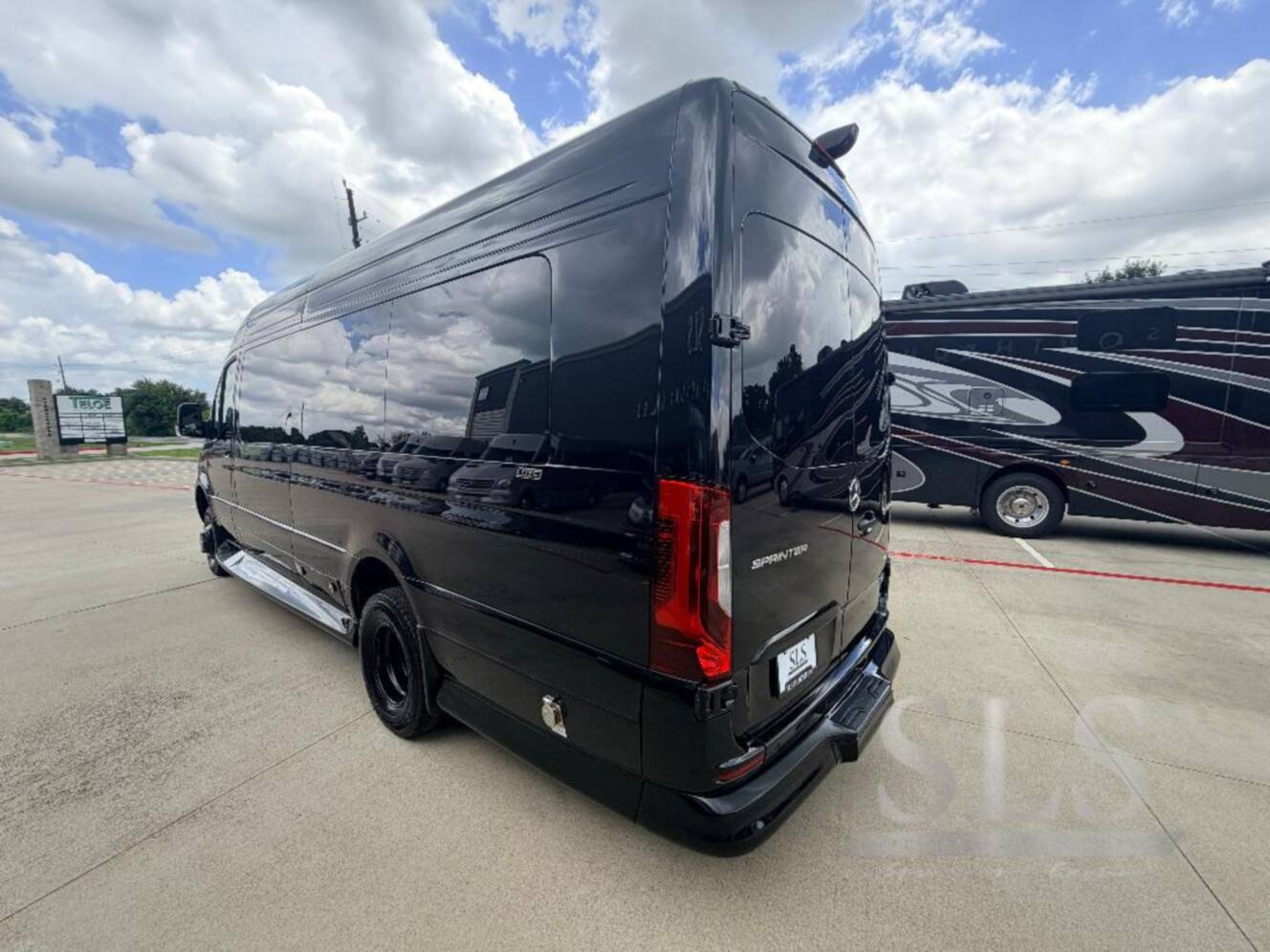 A photo of this 2026 Midwest Automotive Designs Luxe Cruiser D6