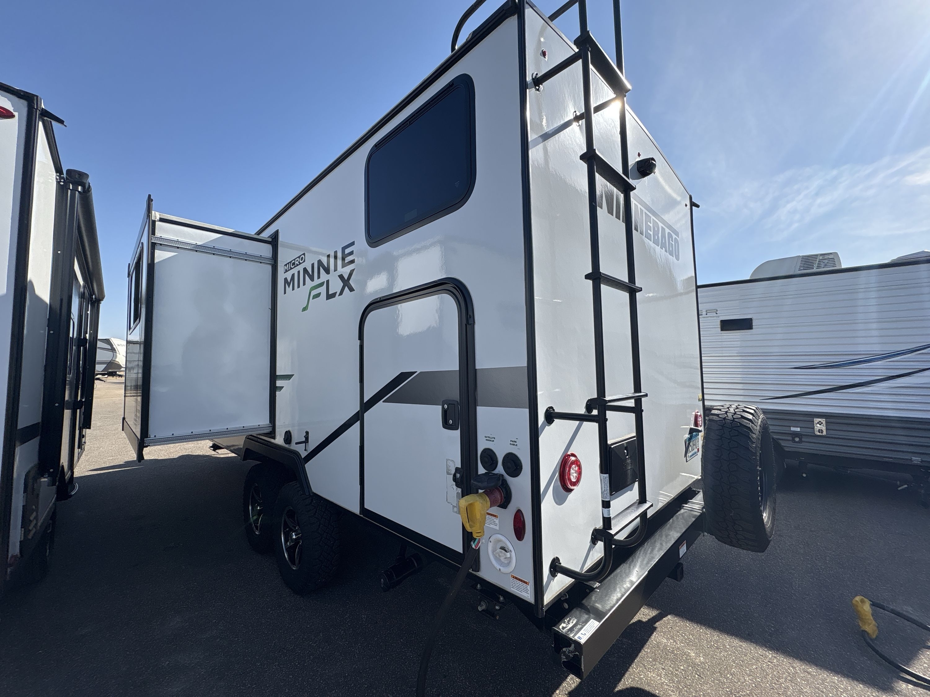 2022 Winnebago MICRO MINNIE FLX 2306BHS in oronoco MN