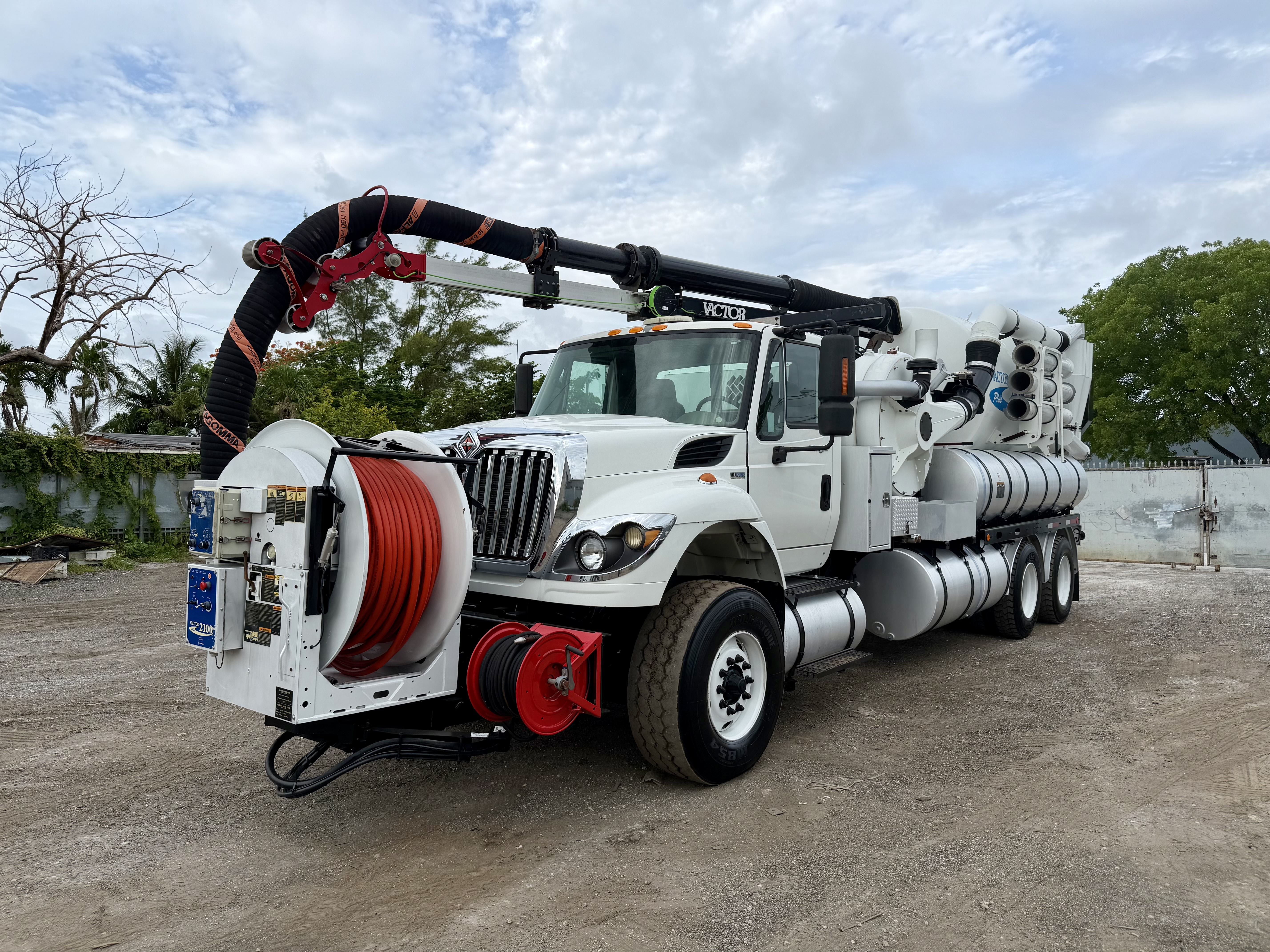 2012 INTERNATIONAL 7400 in Miami, FL