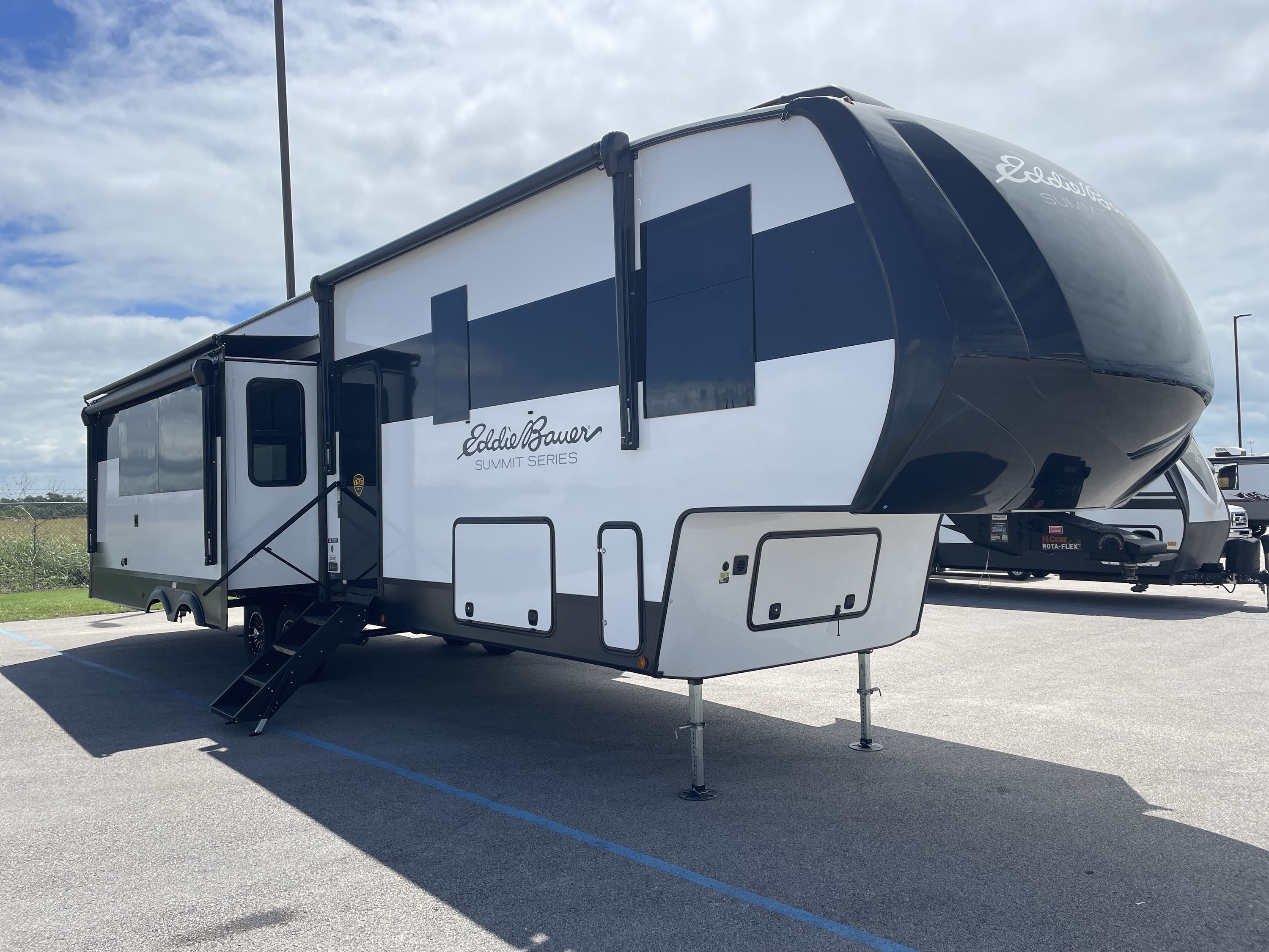 2027 Dutchmen EDDIE BAUER SUMMIT 3511RK in alvarado TX