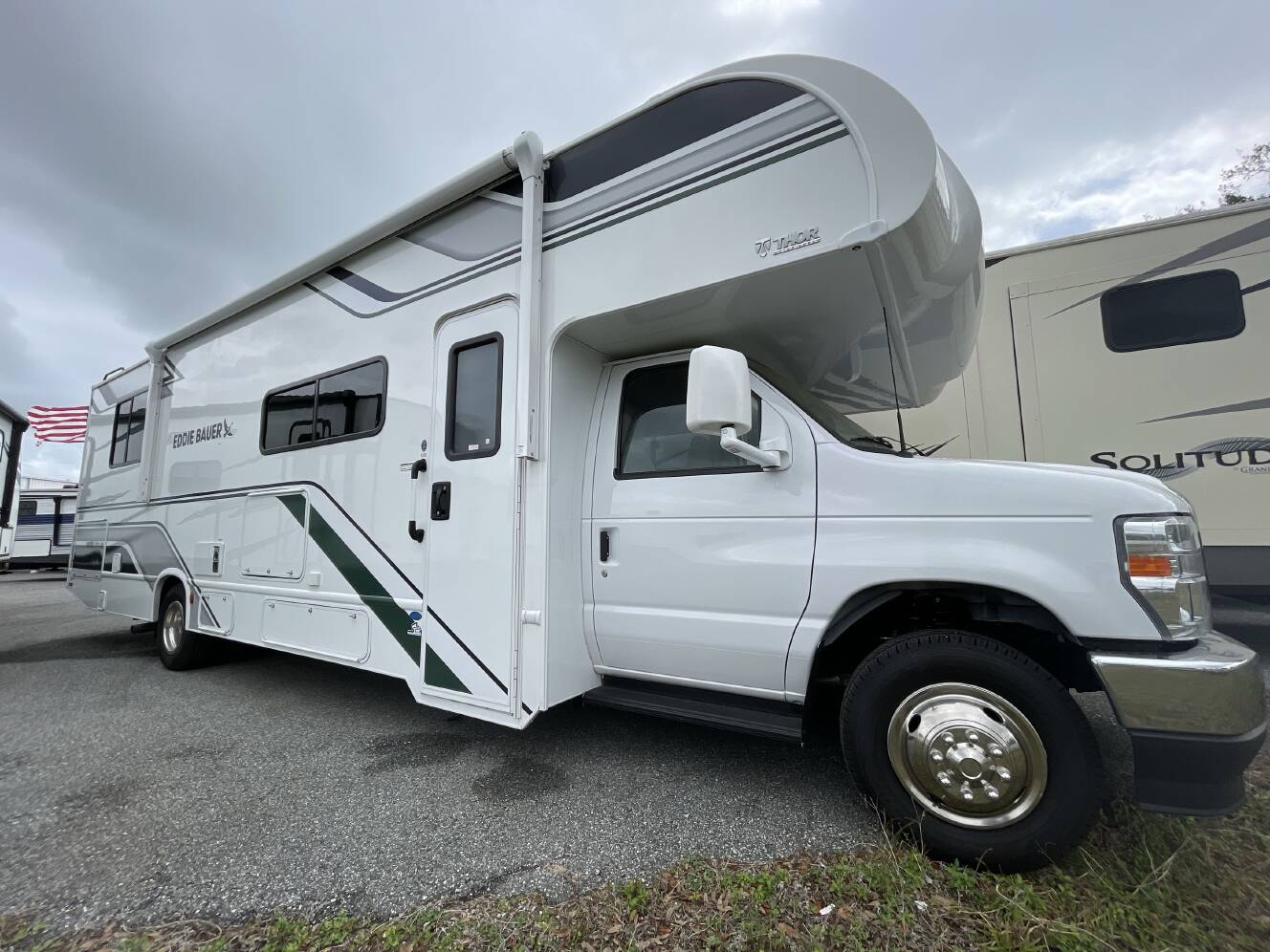 A photo of this 2025 Thor EDDIE BAUER 31EB