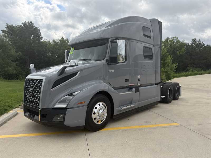 2022 VOLVO VNL64T860 in Memphis, TN