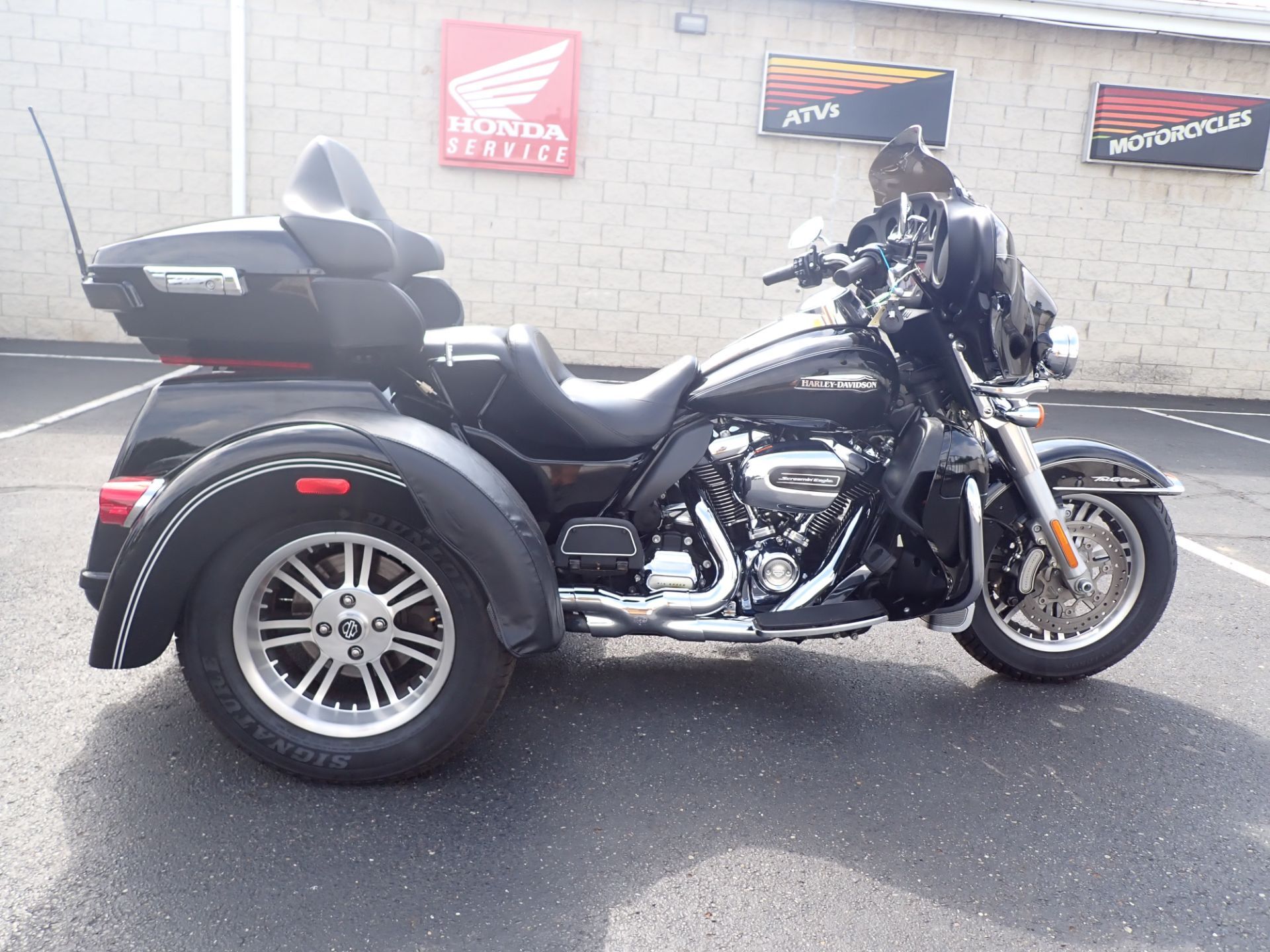 2017 Harley-Davidson Tri Glide® Ultra ULTRA CLASSIC in Massillon, OH