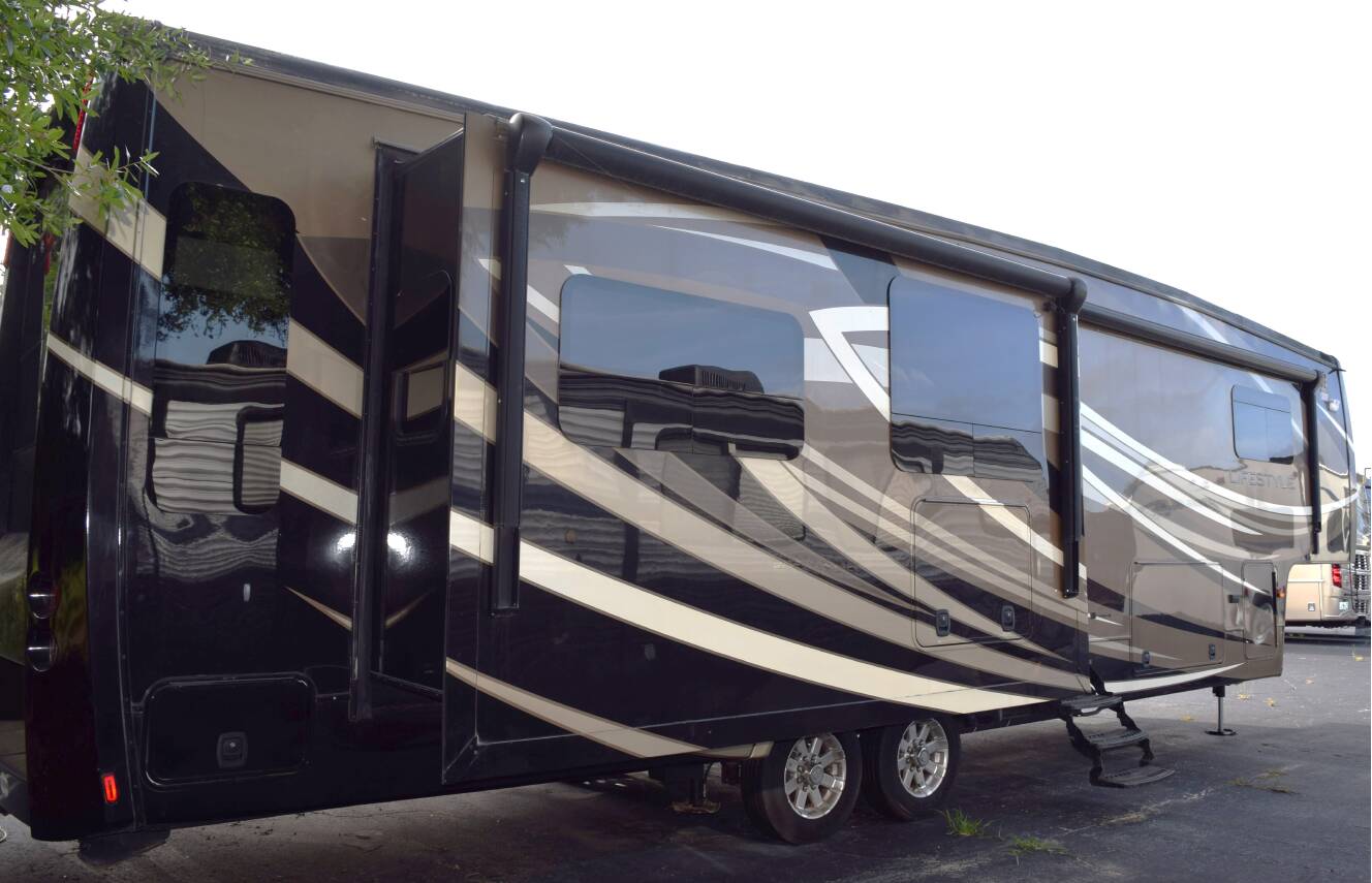 A photo of this 2015 Evergreen LIFESTYLE LS36FW