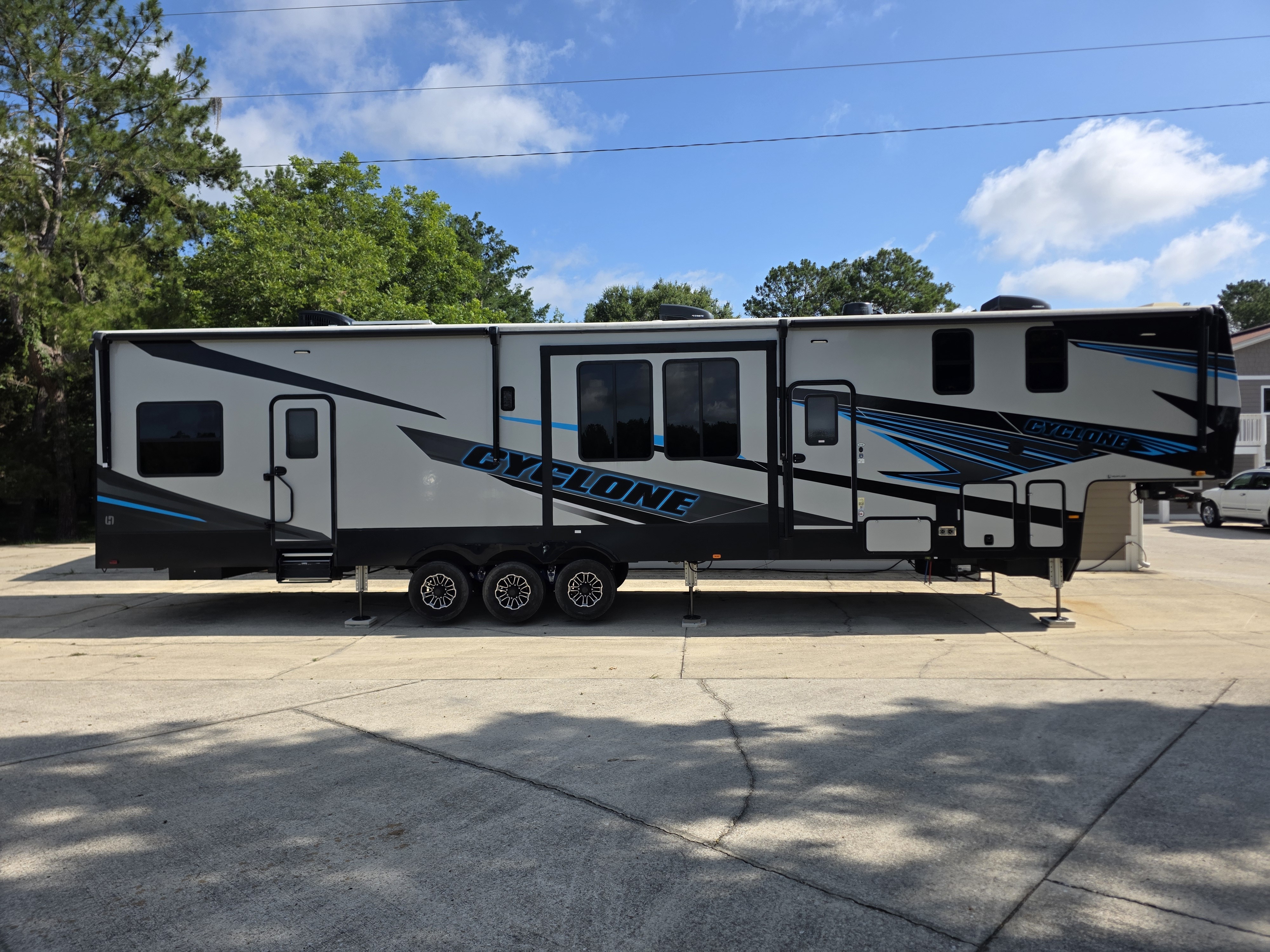 2024 Heartland CYCLONE 4118 RV