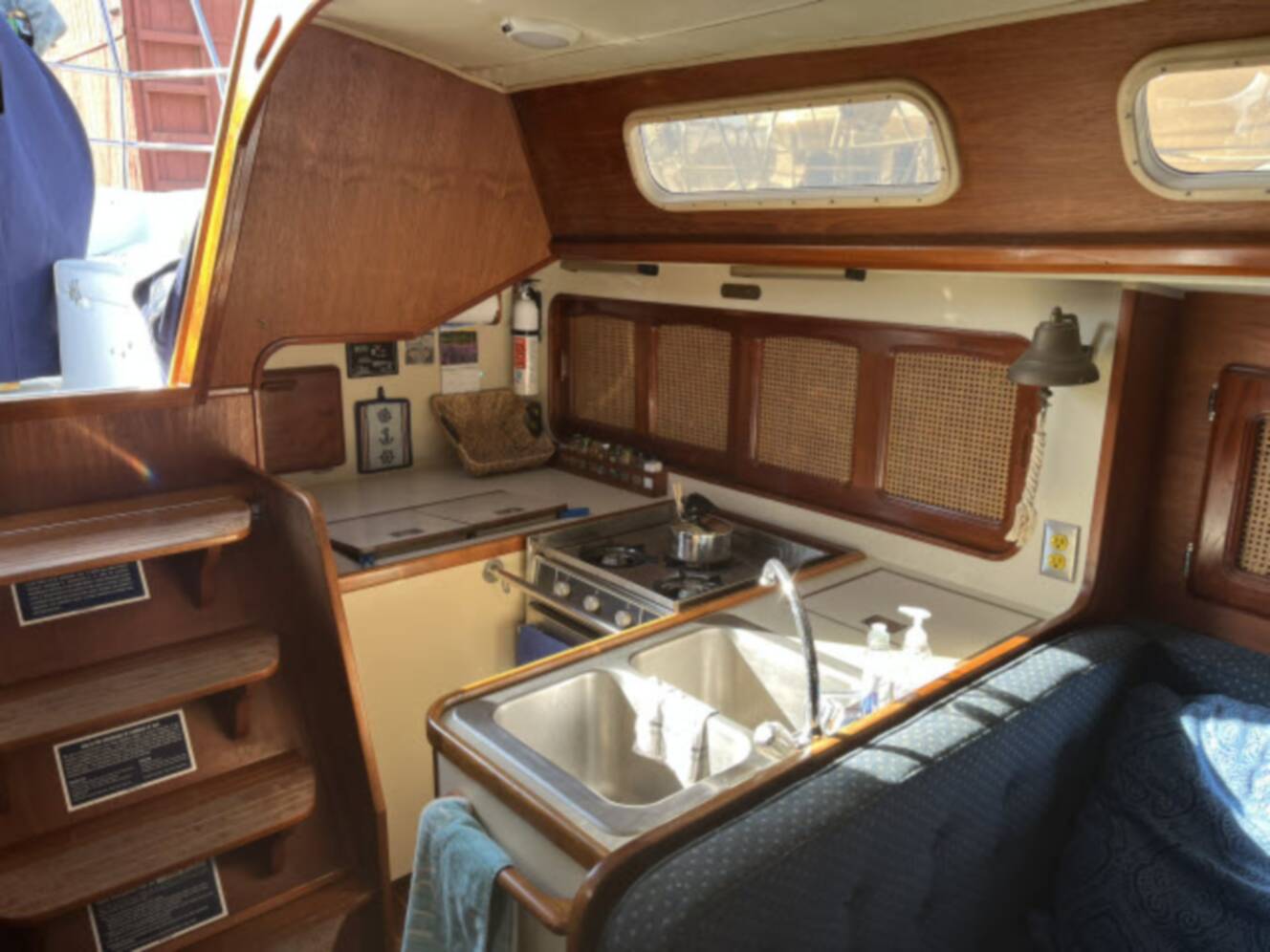 A photo of this 1985 Islander Peterson 40