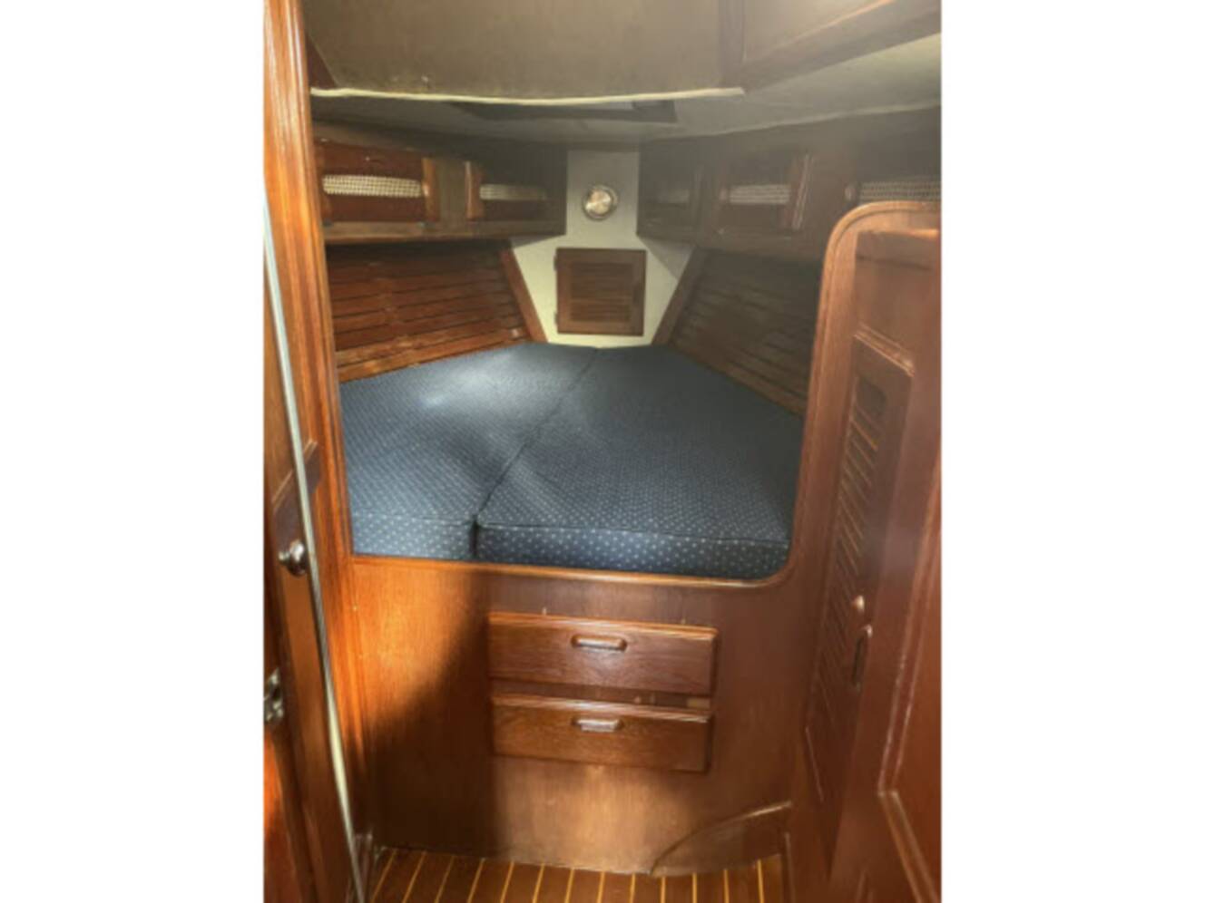 A photo of this 1985 Islander Peterson 40