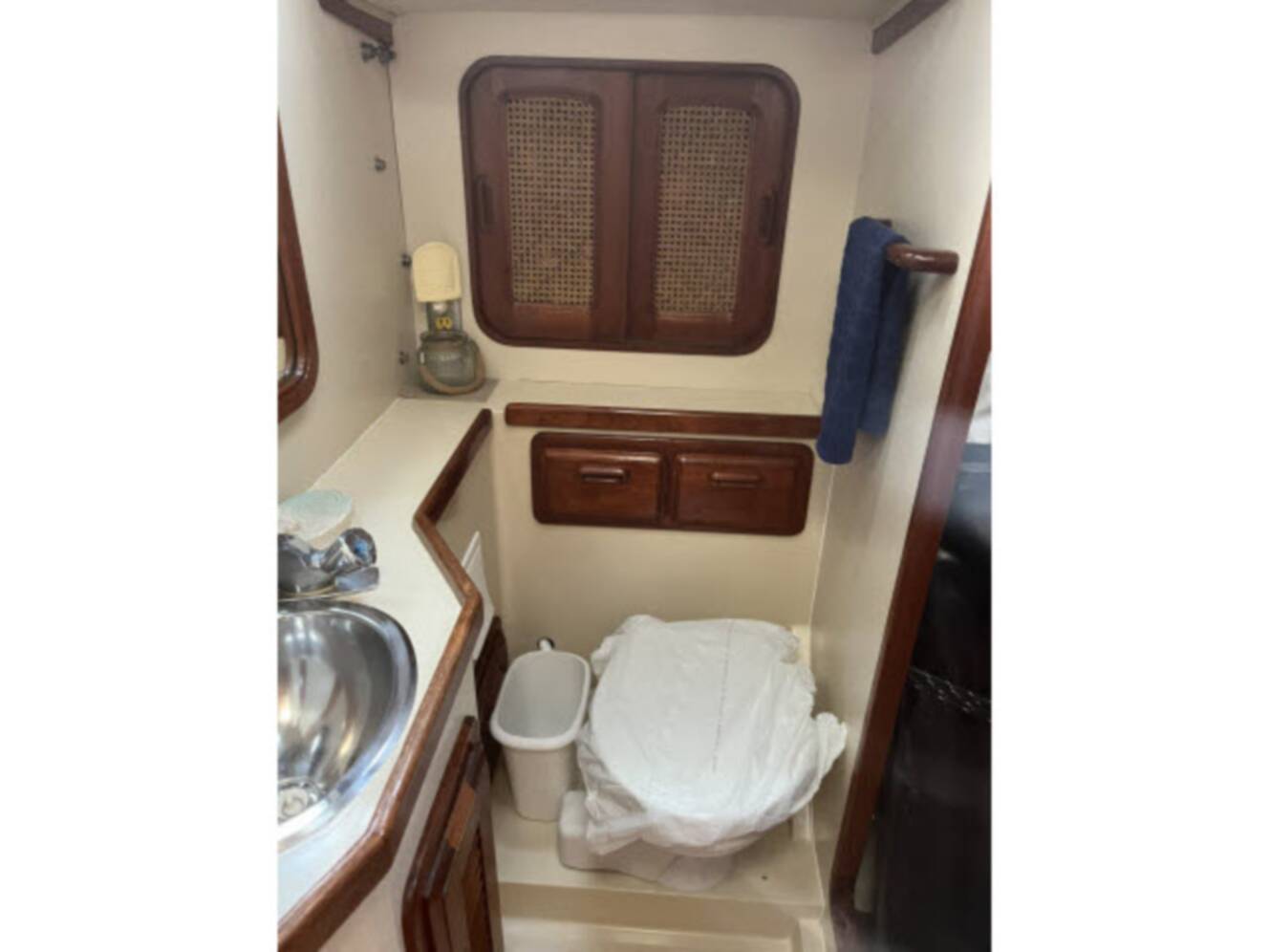 A photo of this 1985 Islander Peterson 40