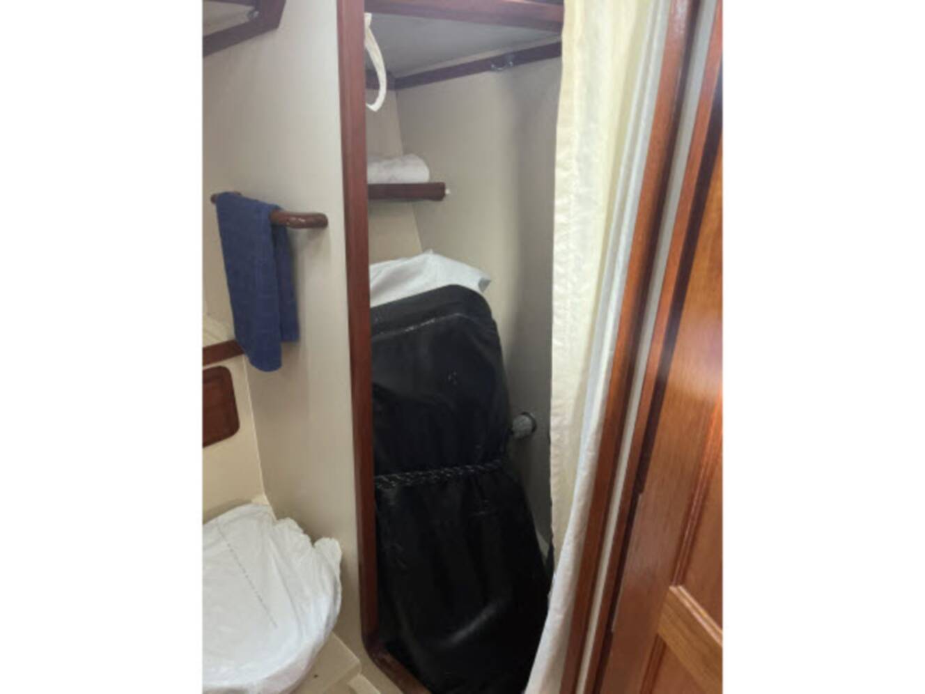 A photo of this 1985 Islander Peterson 40