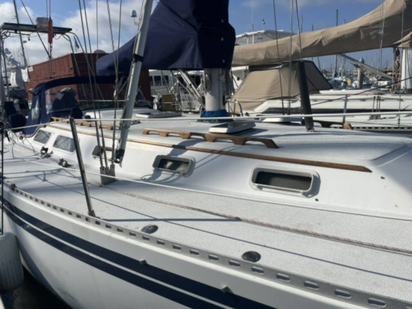 A photo of this 1985 Islander Peterson 40