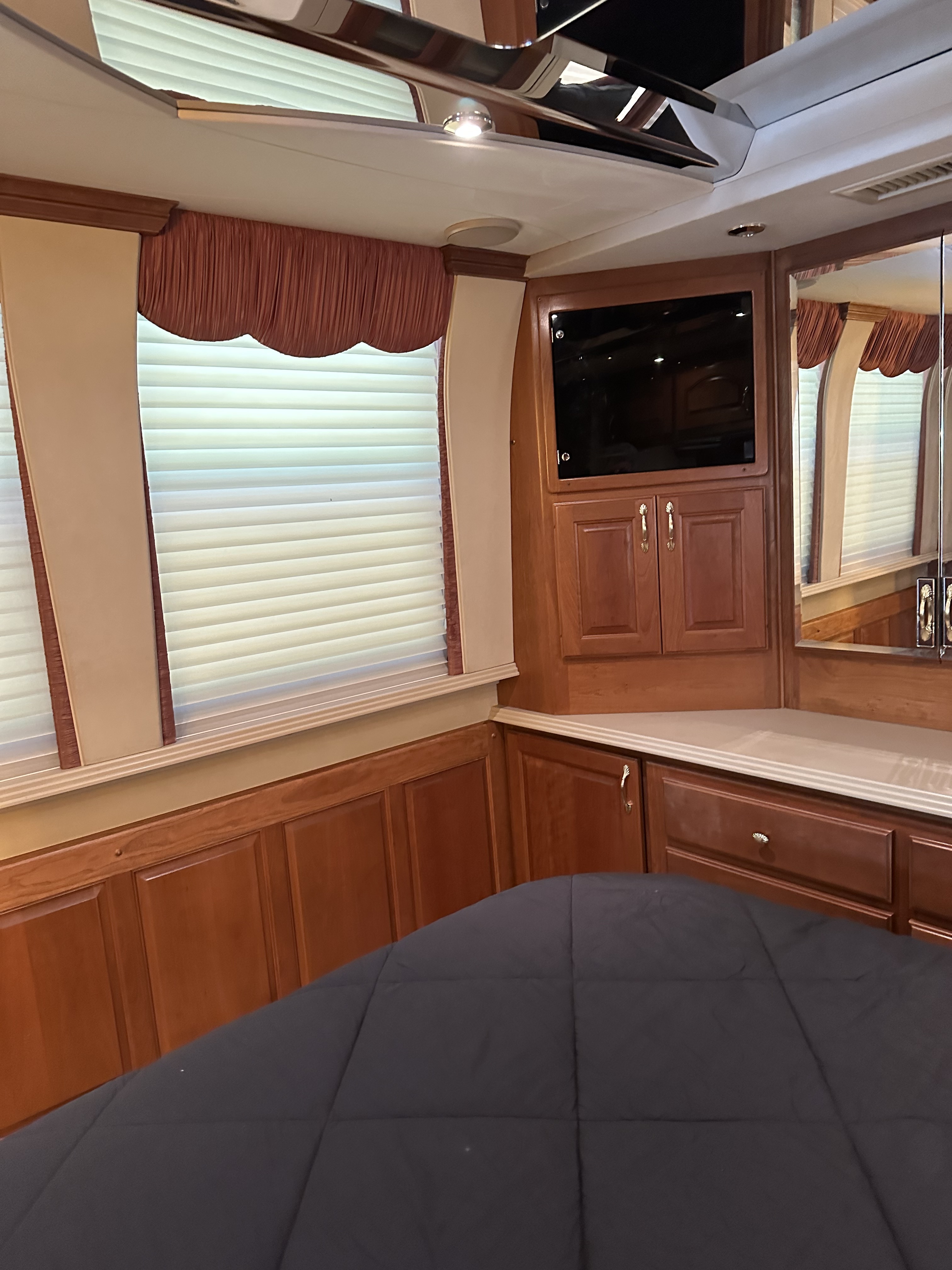 2001 Country Coach PREVOST XL45 in waterville OR