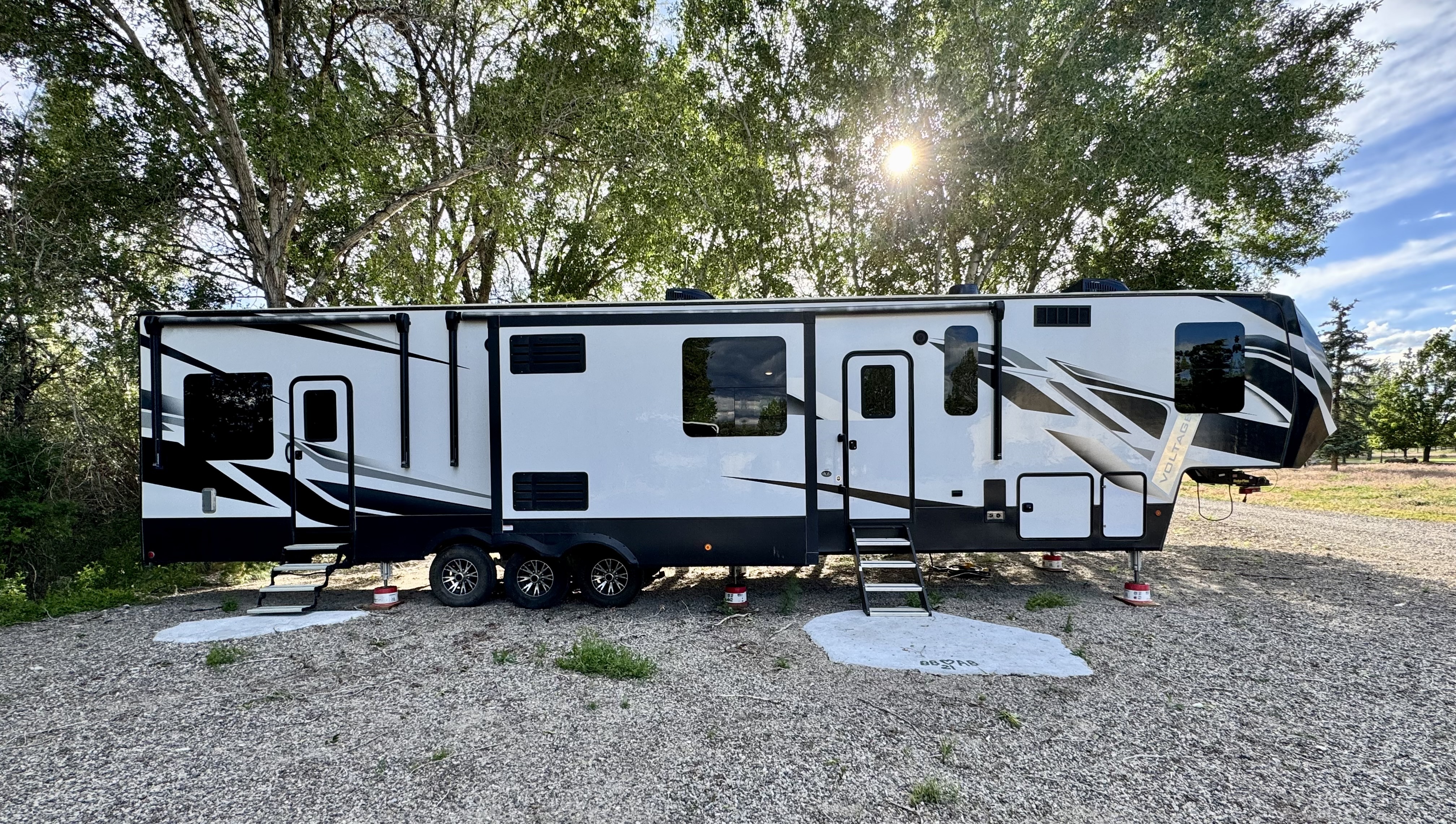 2021 Dutchmen VOLTAGE 4225 RV