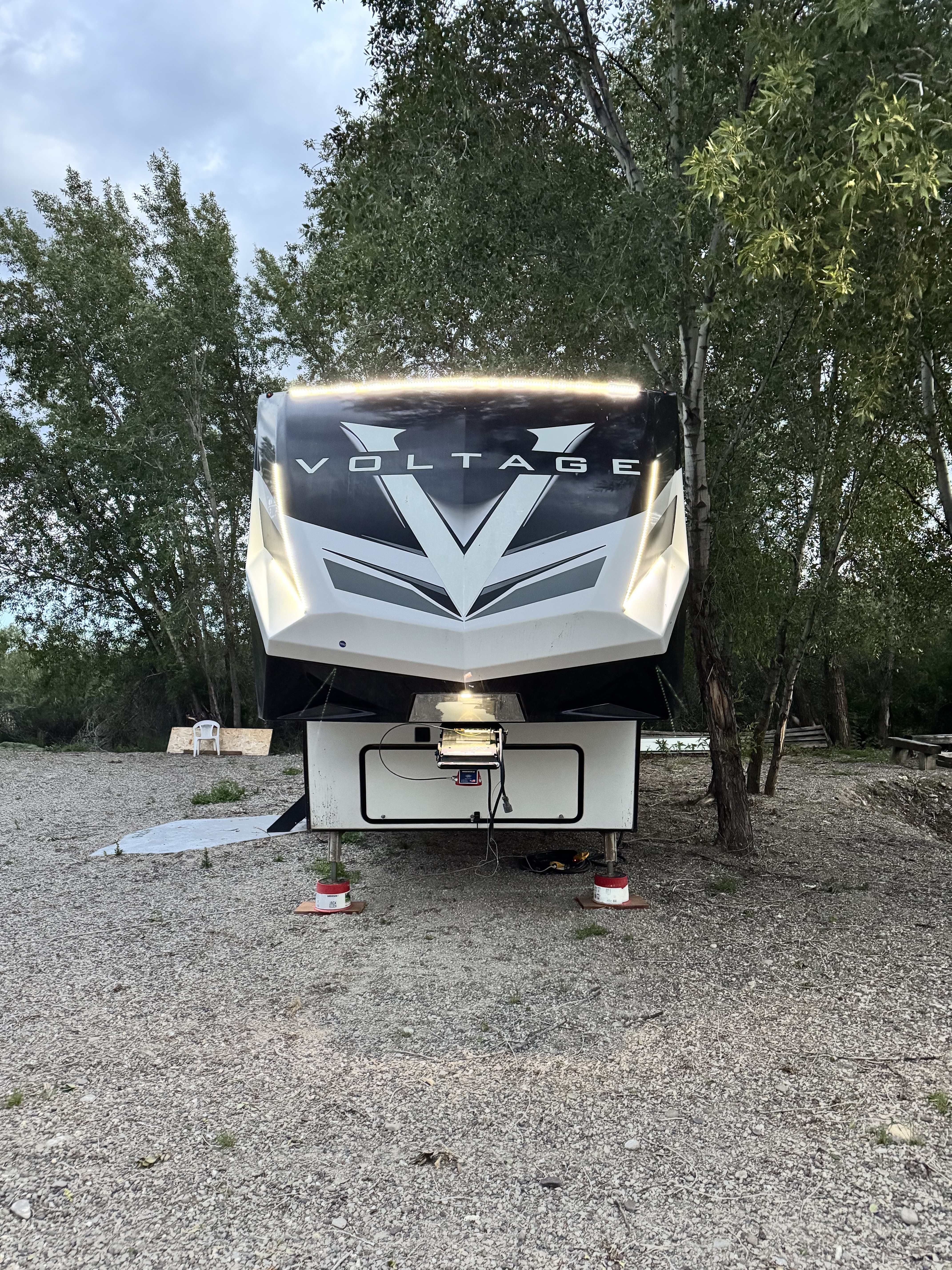 2021 Dutchmen VOLTAGE 4225 in rigby ID