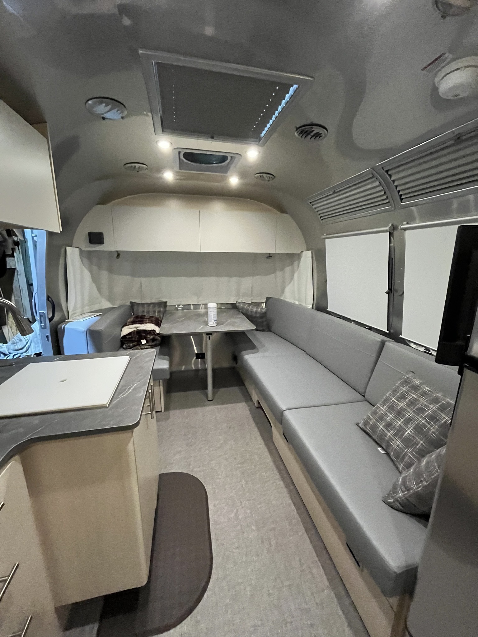 2025 Airstream FLYING CLOUD 27FB QUEEN in gonzales LA