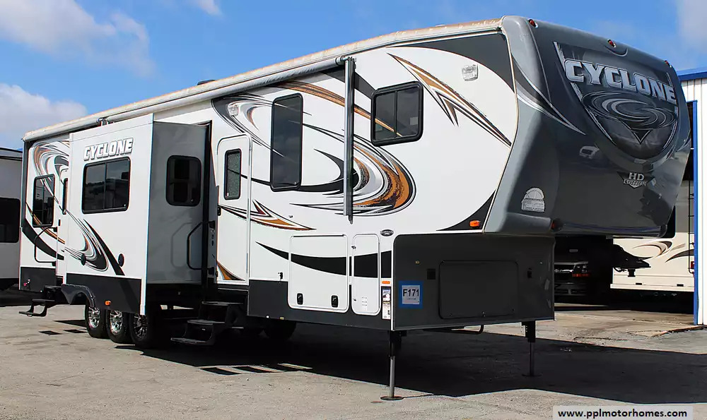 2013 Heartland Cyclone 3950 in decatur TX