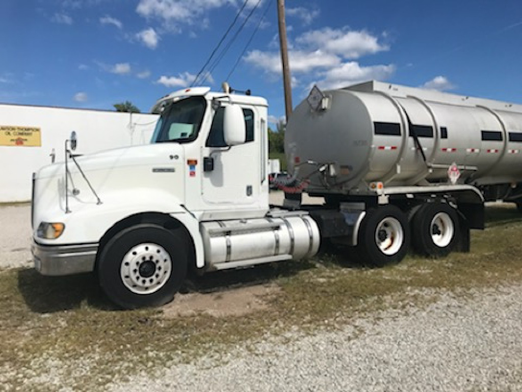 2000 INTERNATIONAL 9400i in Charleston, WV