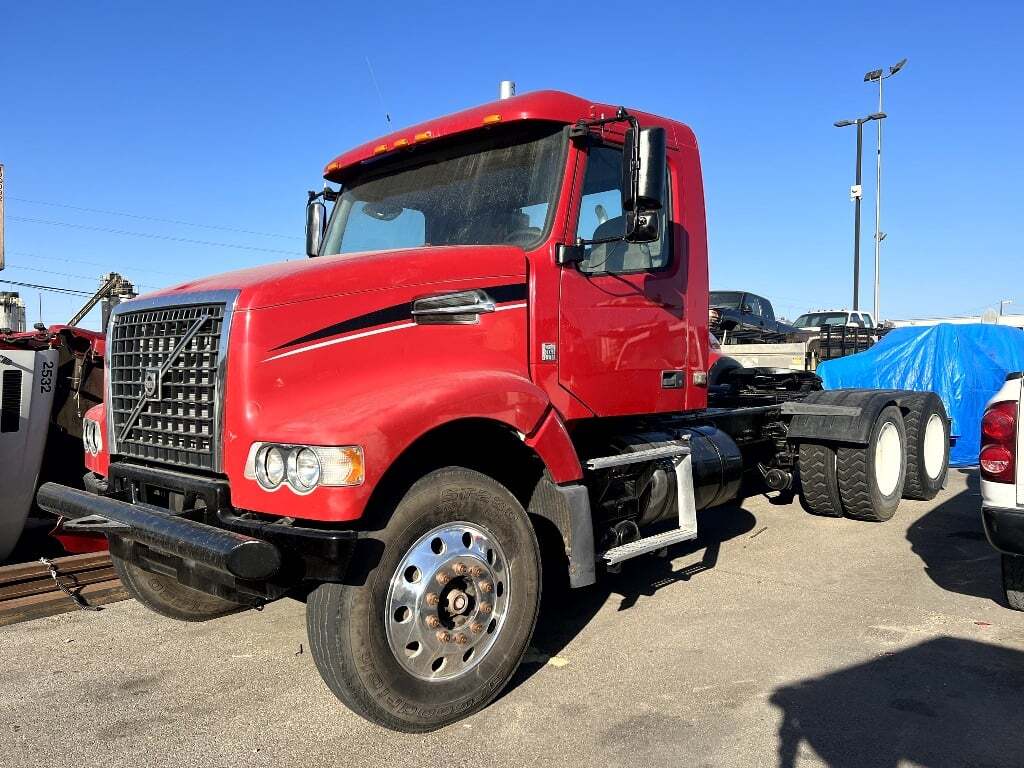2009 VOLVO VHD64FT in Dallas, TX