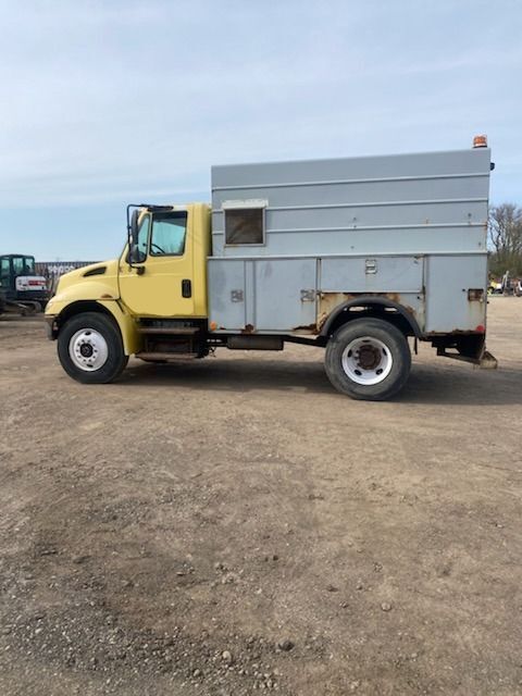 2002 INTERNATIONAL 4300 in Kent, OH