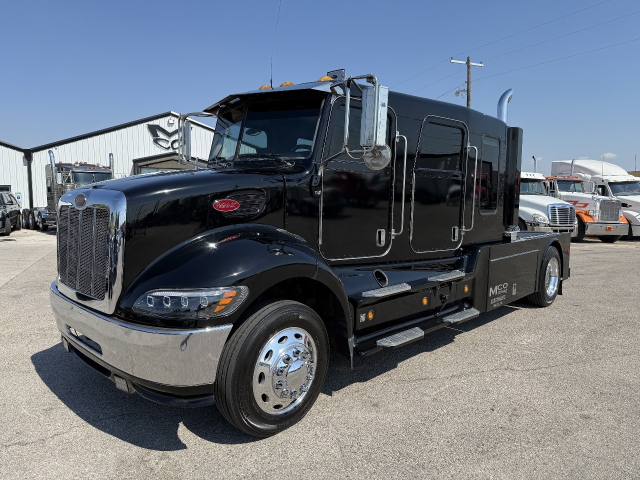 2007 PETERBILT 335 in Dallas, TX