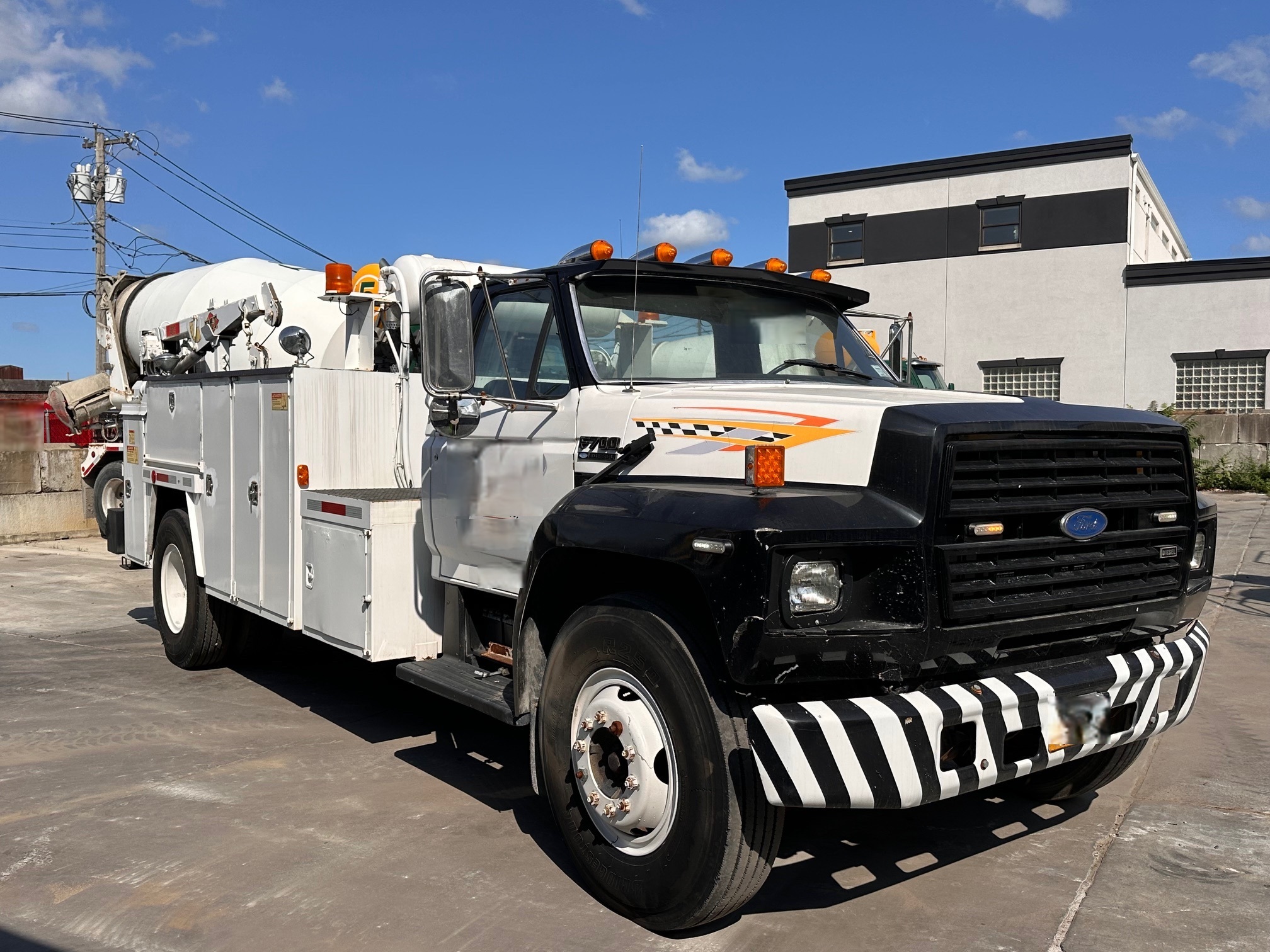 1989 FORD F700 in Prairieville, LA