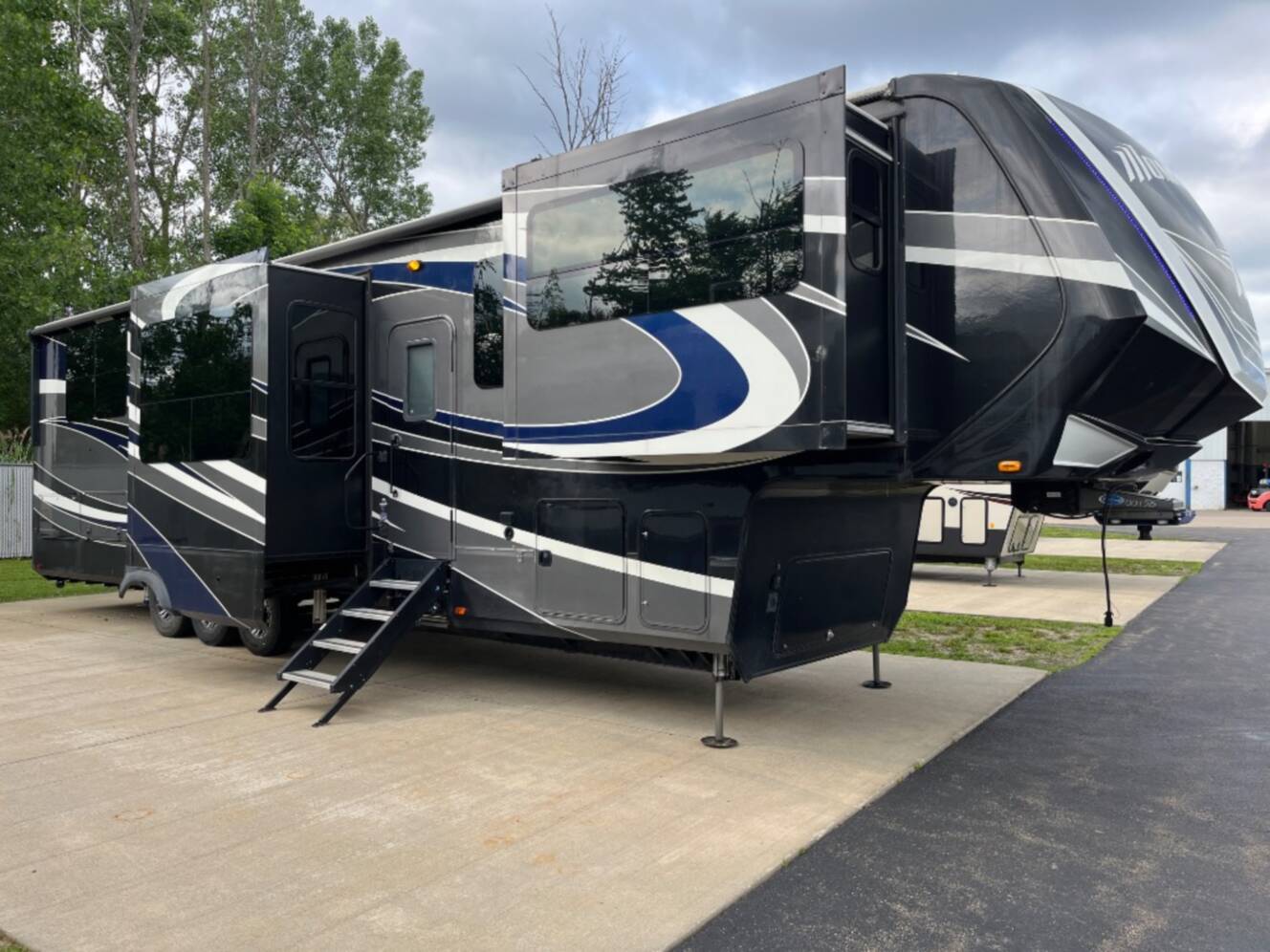 A photo of this 2018 Grand Design Momentum 376TH