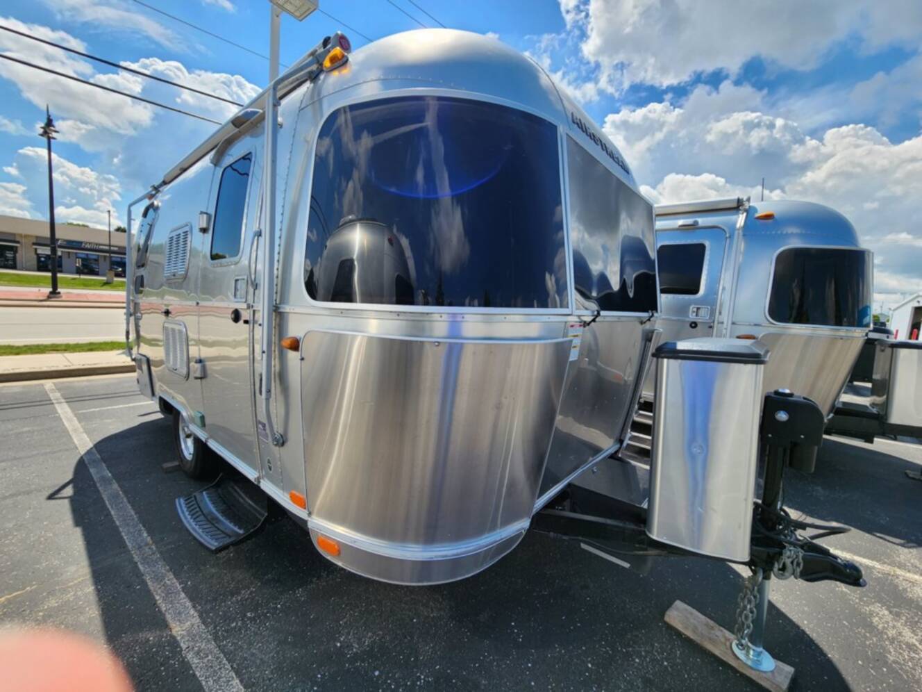 A photo of this 2016 Airstream International Signature 19