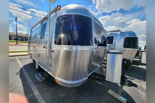 2016 Airstream International Signature 19 in hales corners WI