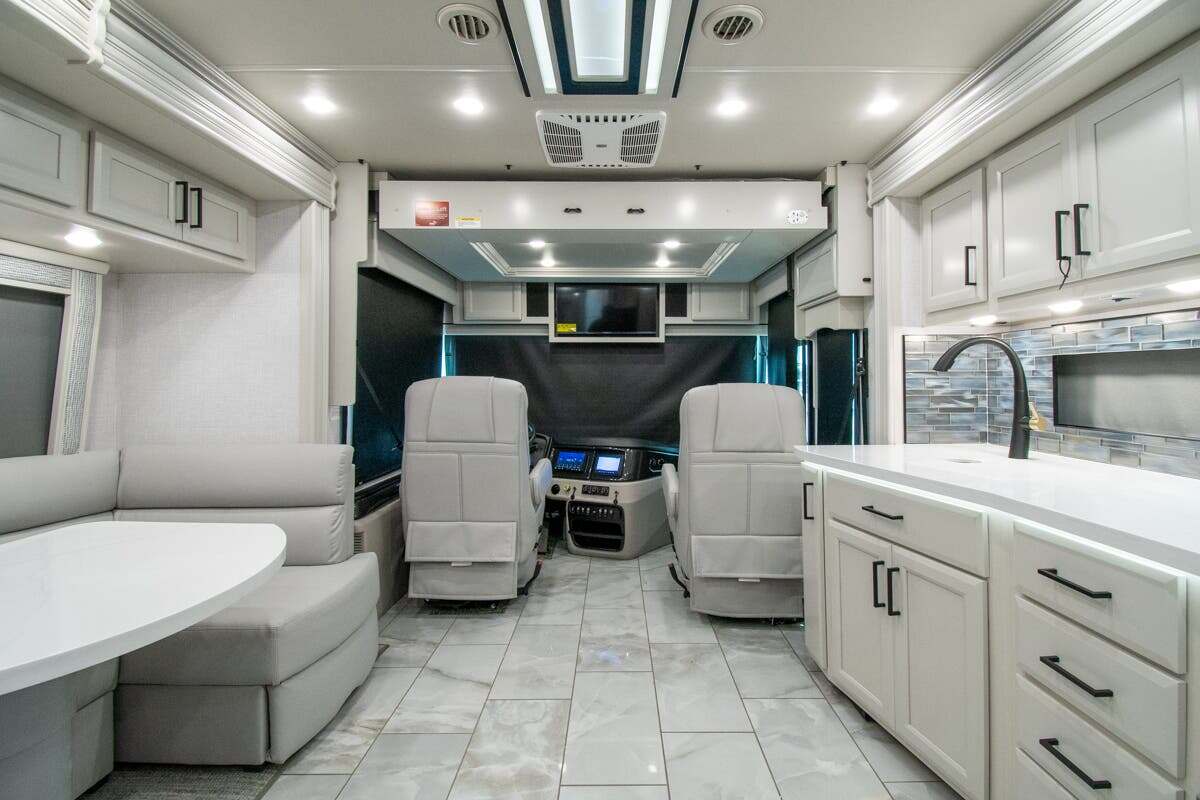 2027 Fleetwood Discovery 38K in alvarado TX