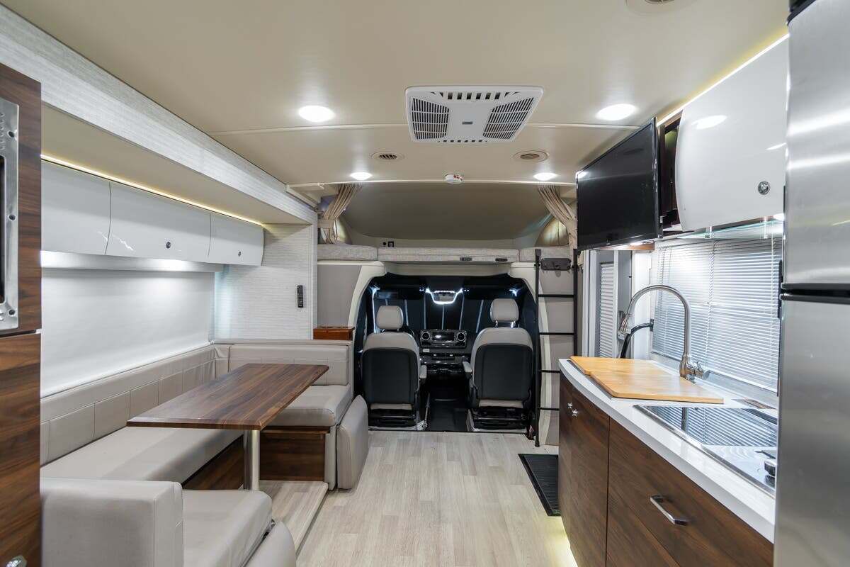 2021 Winnebago Navion 24J in alvarado TX