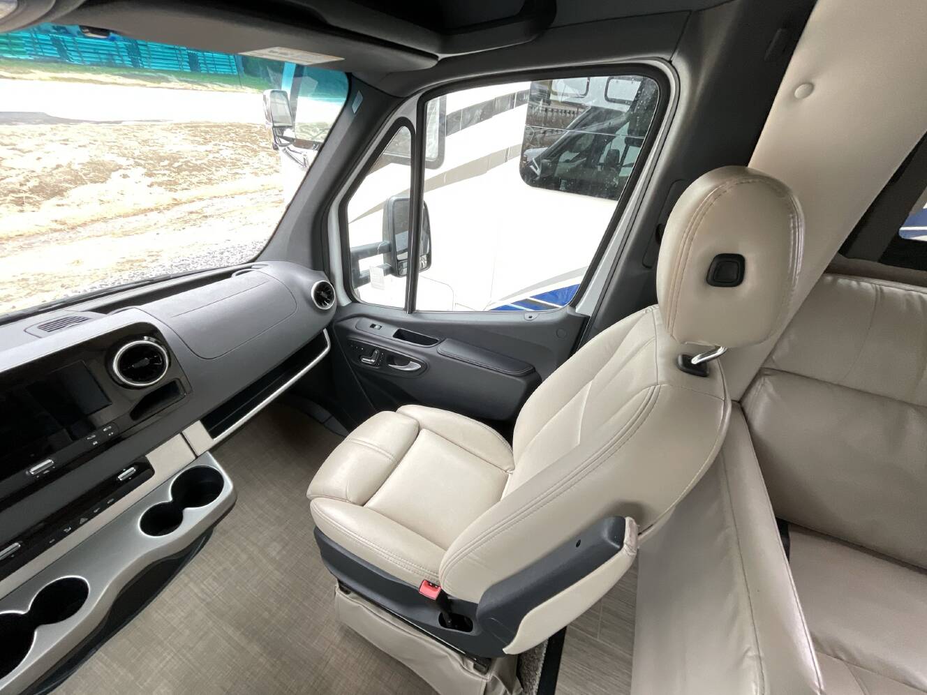 A photo of this 2022 Thor TIBURON 24RW