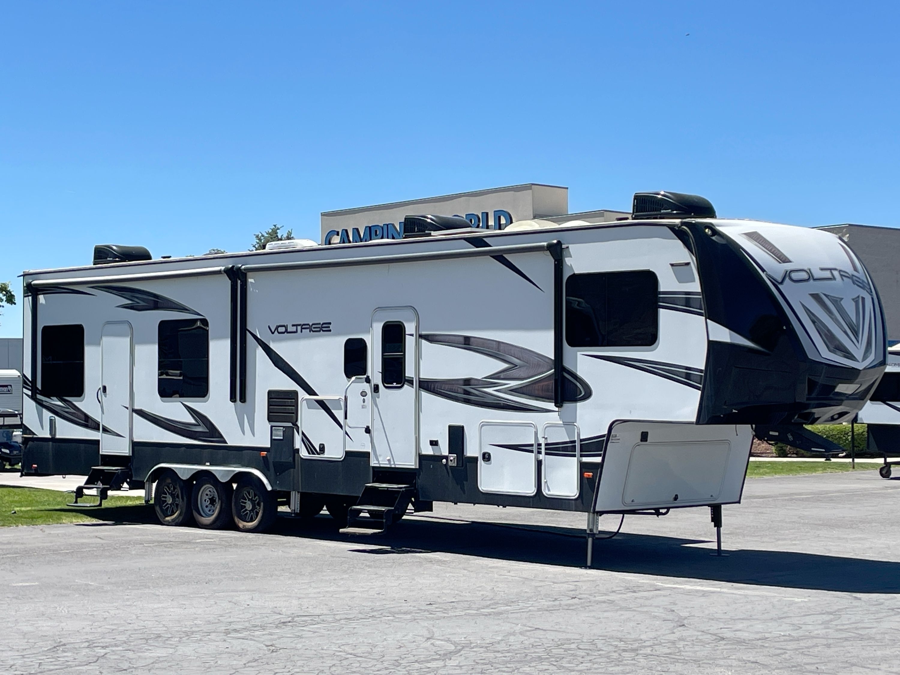 2017 Dutchmen VOLTAGE 3815 Fifth Wheel Toy Hauler RV