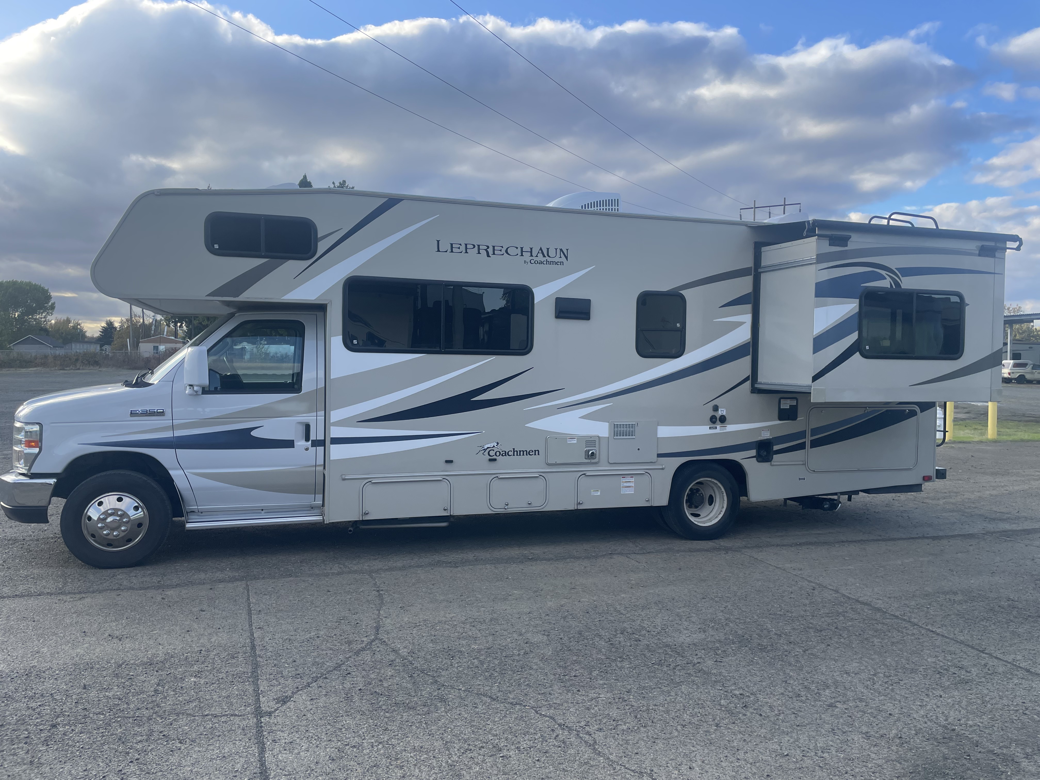 2016 Coachmen LEPRECHAUN 300RS FORD in dallas OR