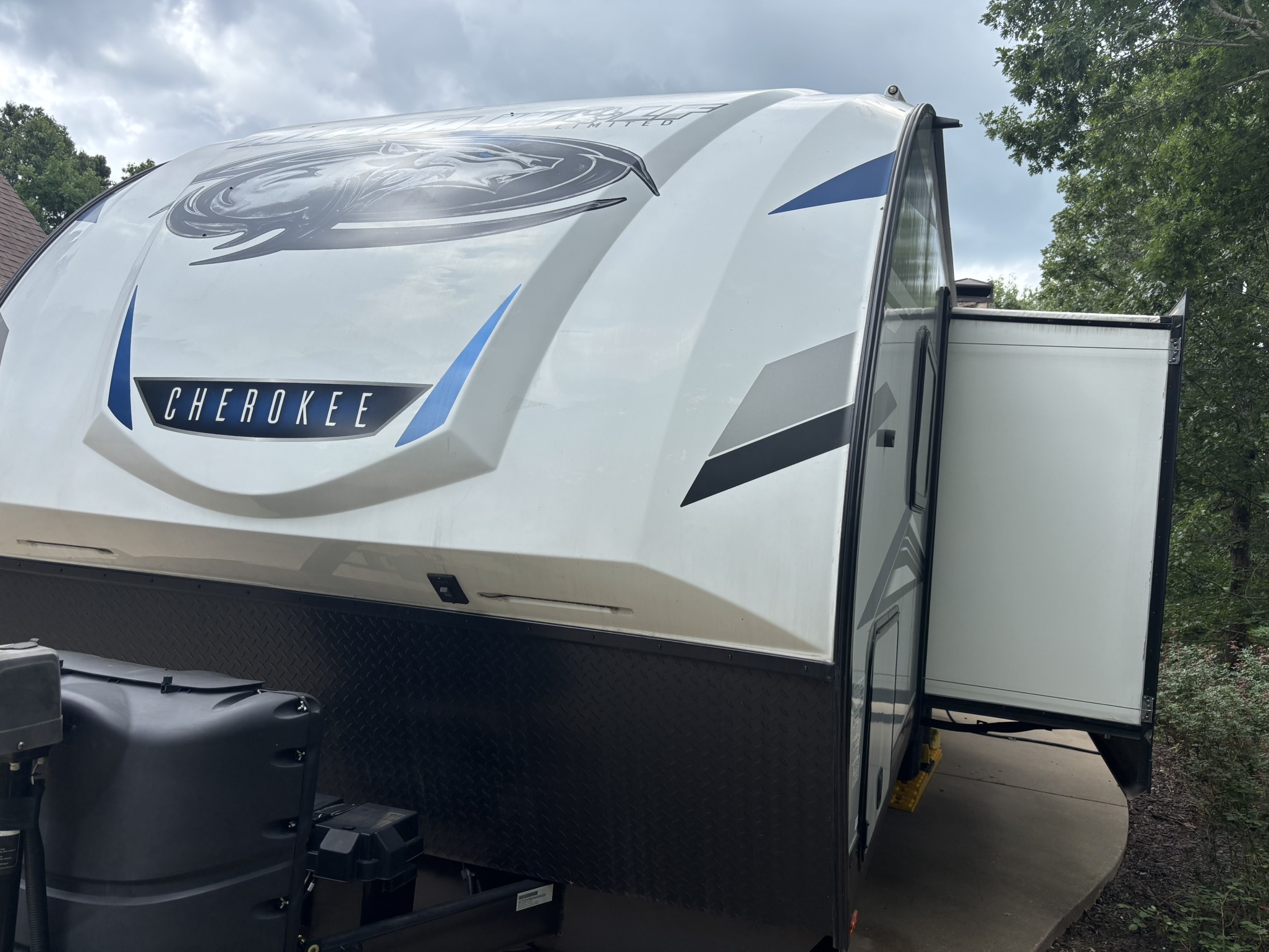 2022 Forest River CHEROKEE ALPHA WOLF 26DBH-L RV