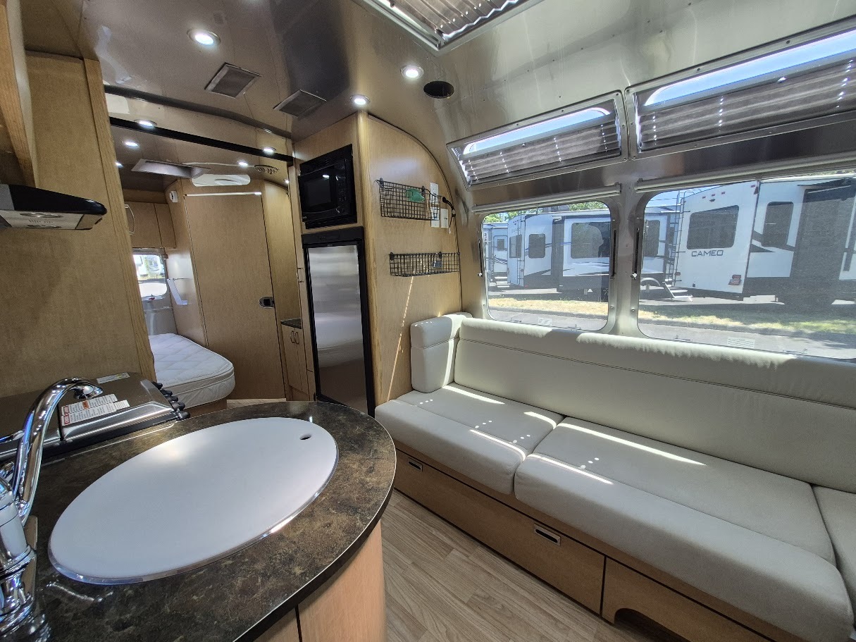 2017 Airstream FLYING CLOUD 23D RV