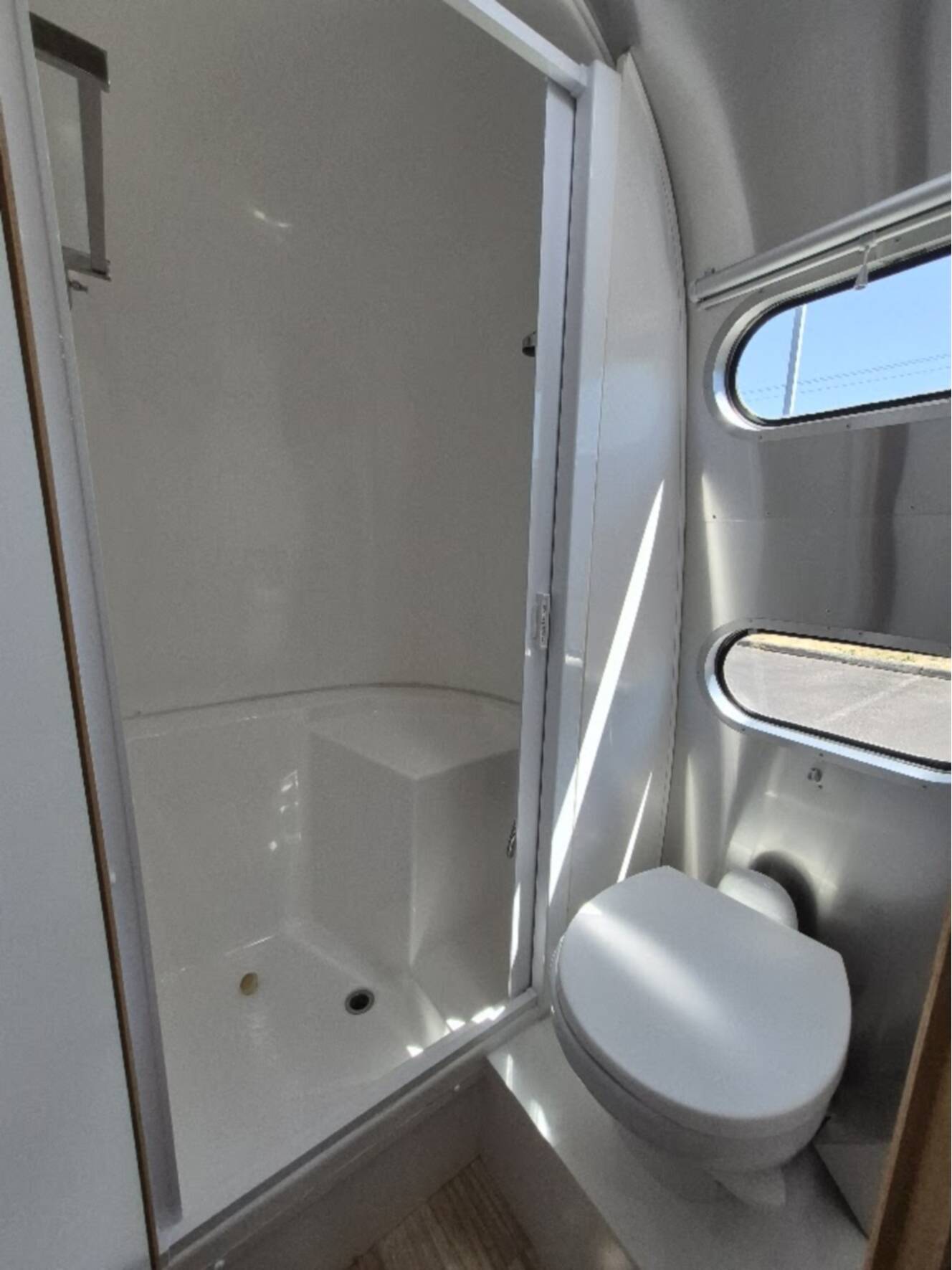 A photo of this 2017 Airstream FLYING CLOUD 23D