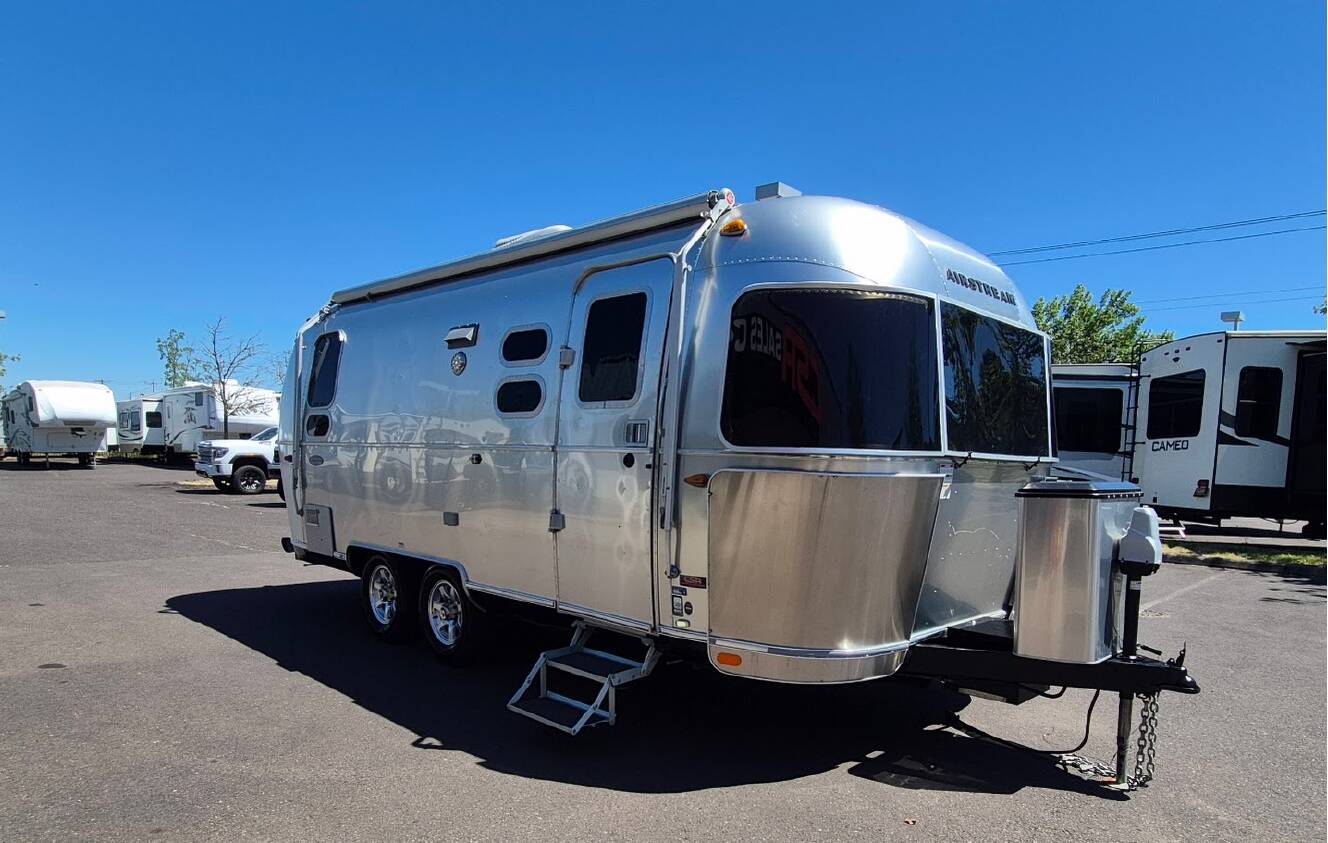 A photo of this 2017 Airstream FLYING CLOUD 23D