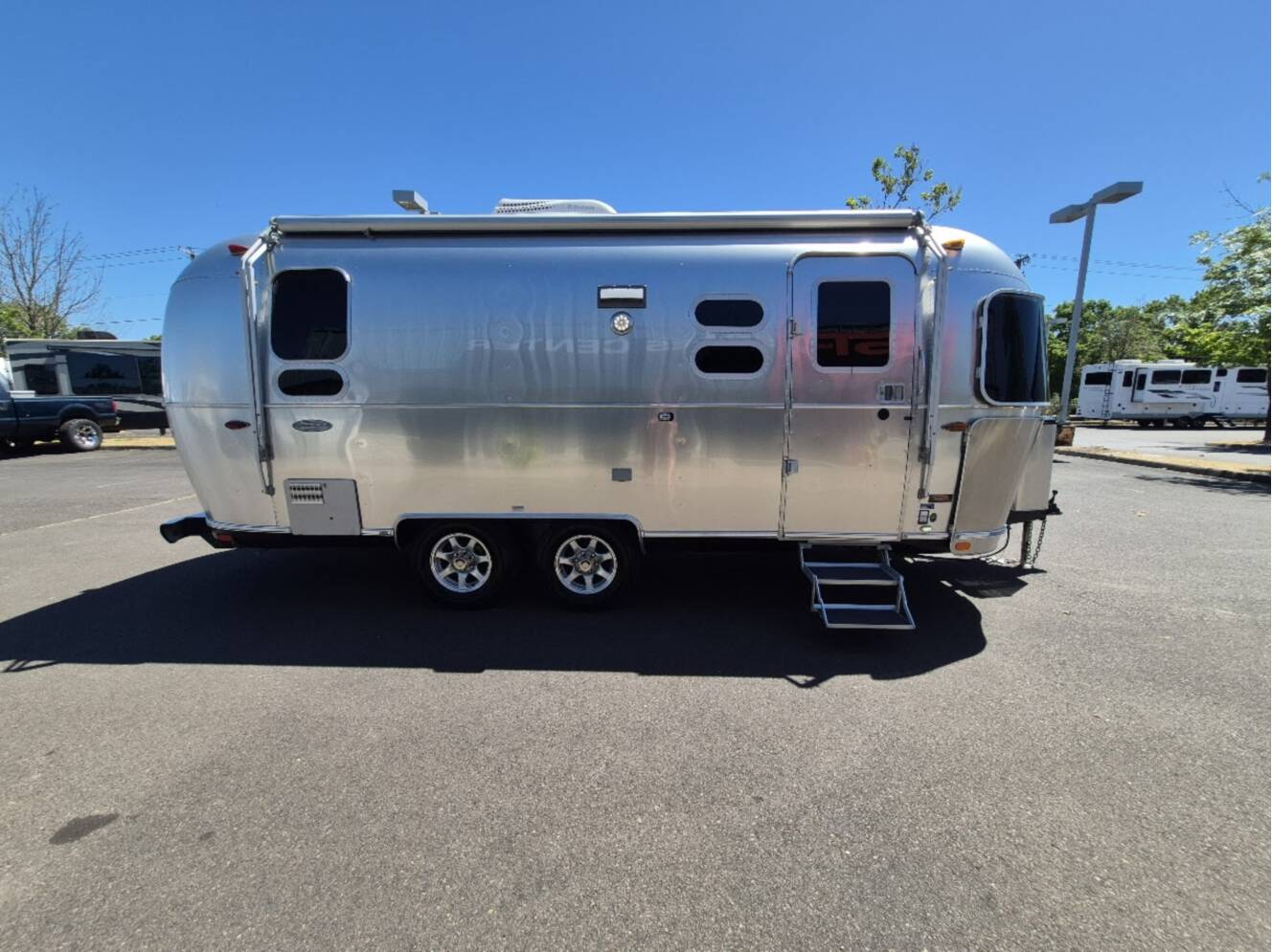 A photo of this 2017 Airstream FLYING CLOUD 23D