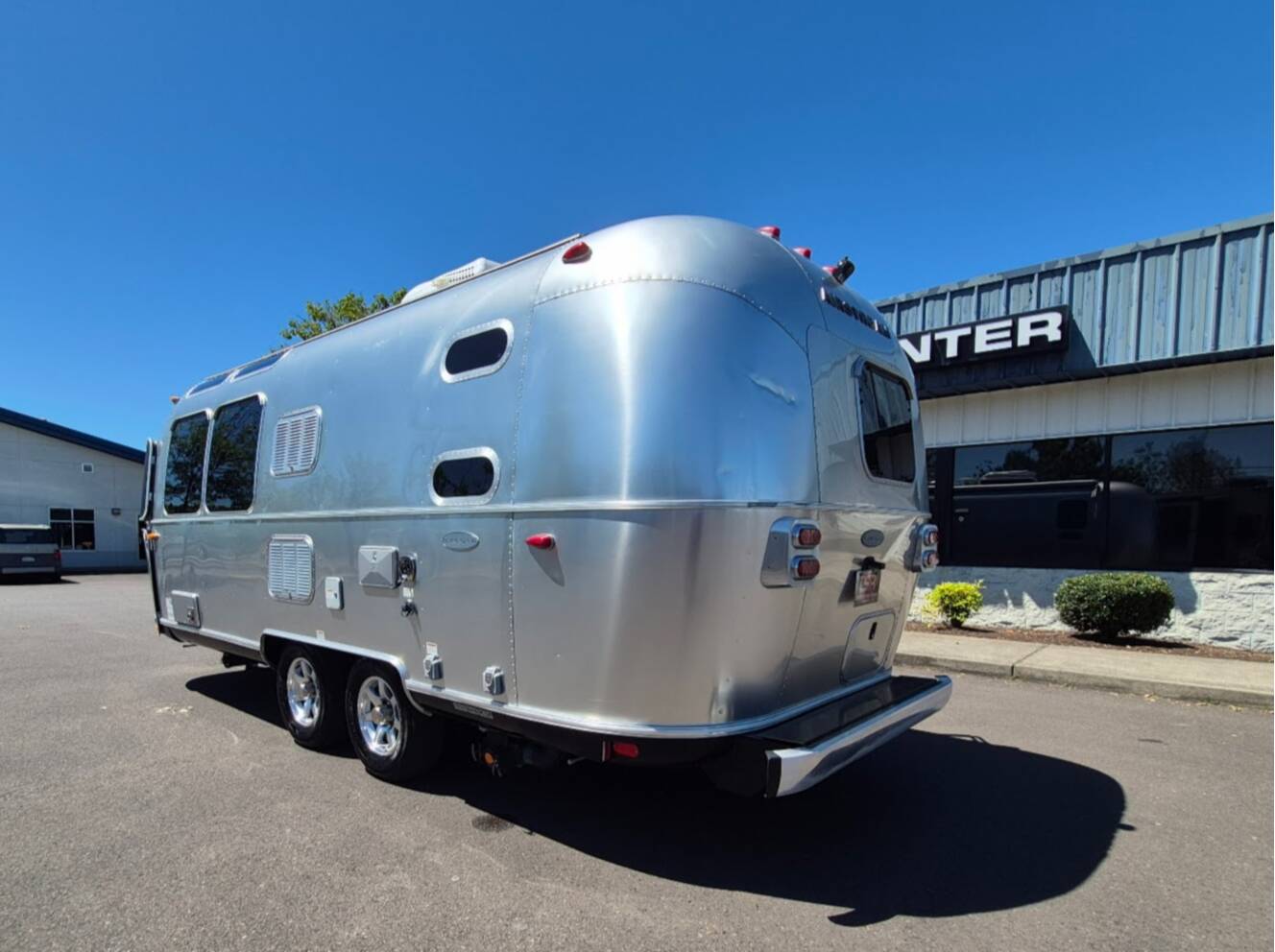 A photo of this 2017 Airstream FLYING CLOUD 23D