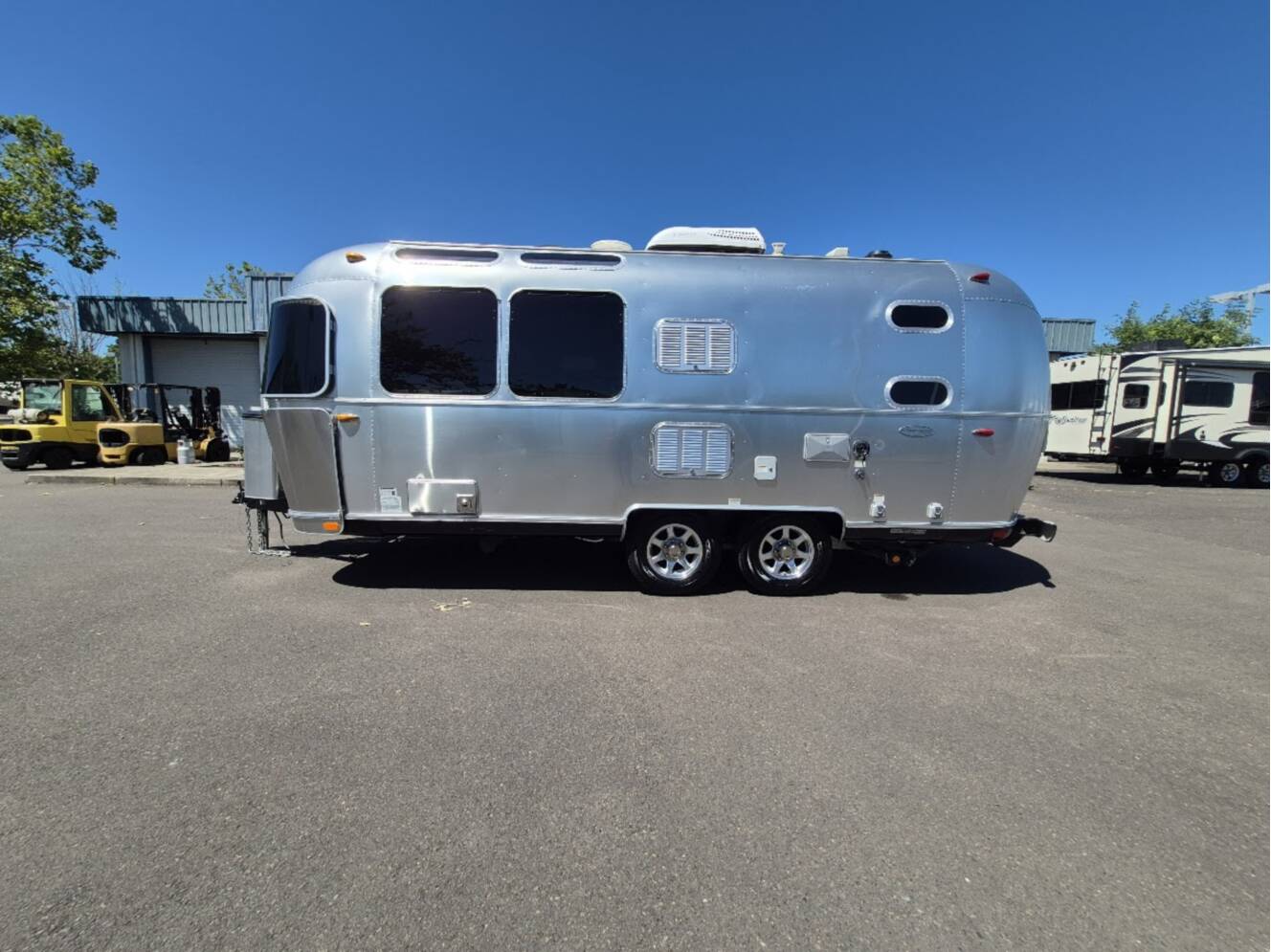 A photo of this 2017 Airstream FLYING CLOUD 23D