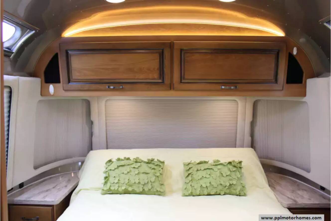 A photo of this 2018 Airstream Airstream Classic 33FBQ