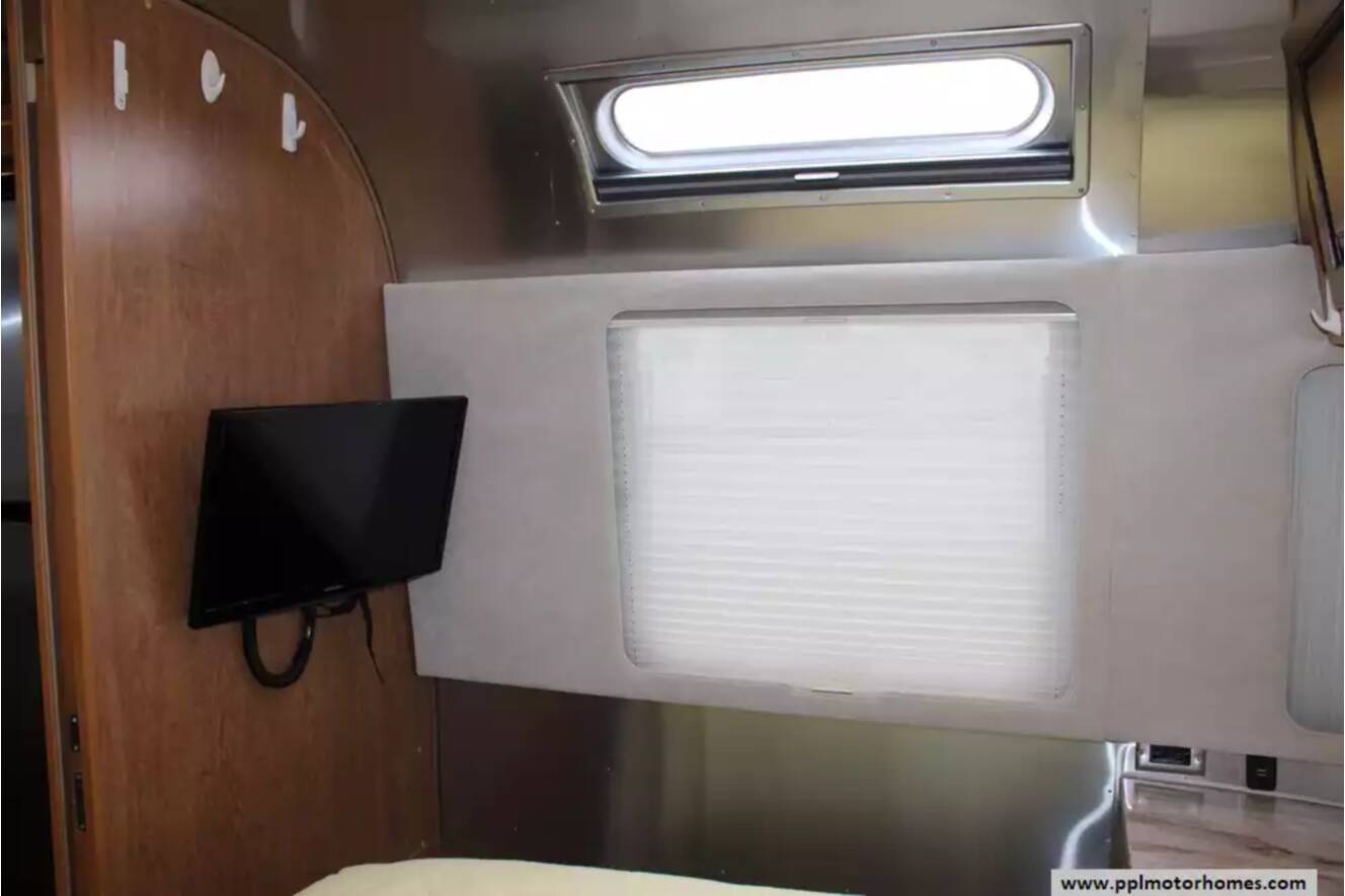A photo of this 2018 Airstream Airstream Classic 33FBQ